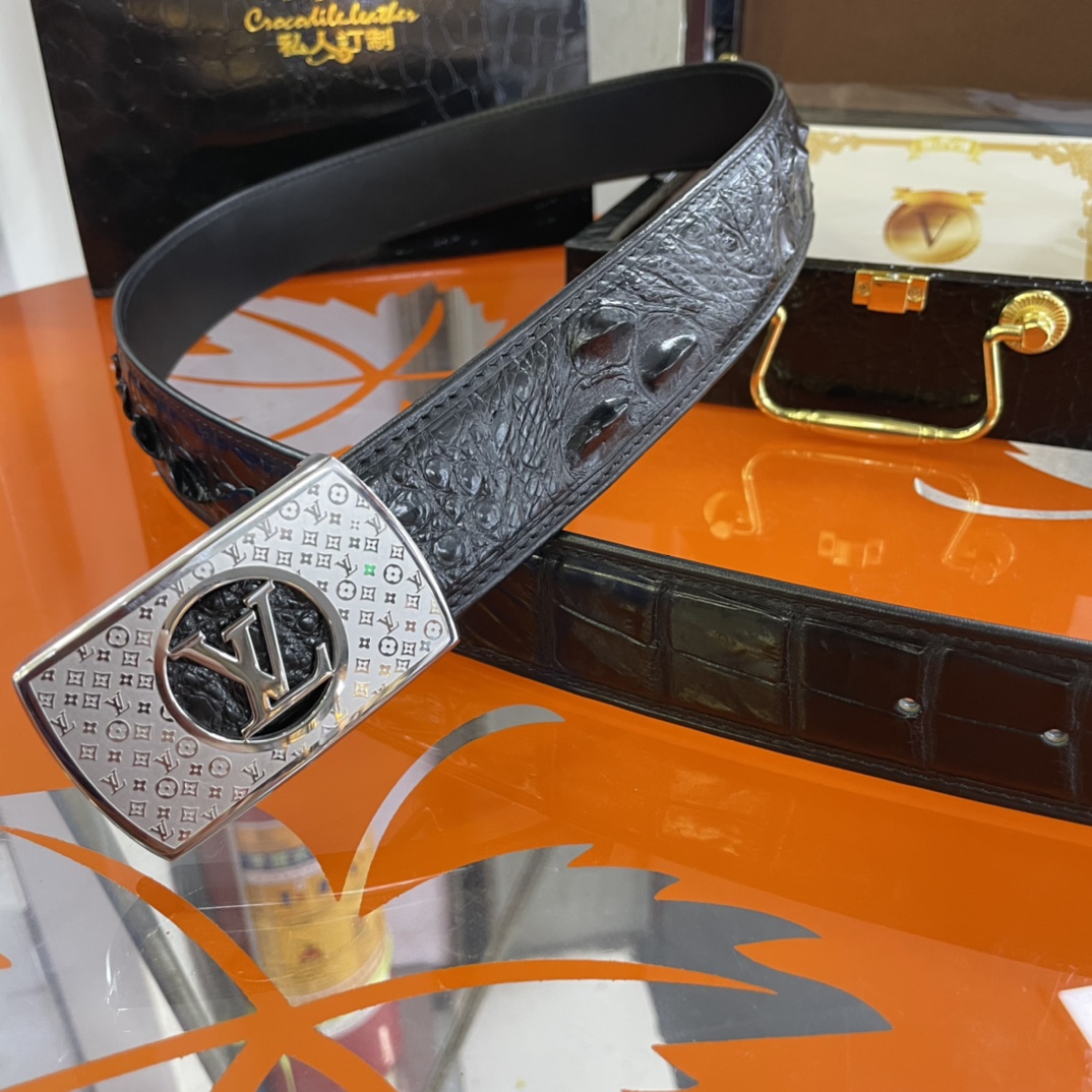 LOUIS VUITTO uses real crocodile 🐊🐊 skin and bone back skin for the body. There is no splicing at the tail