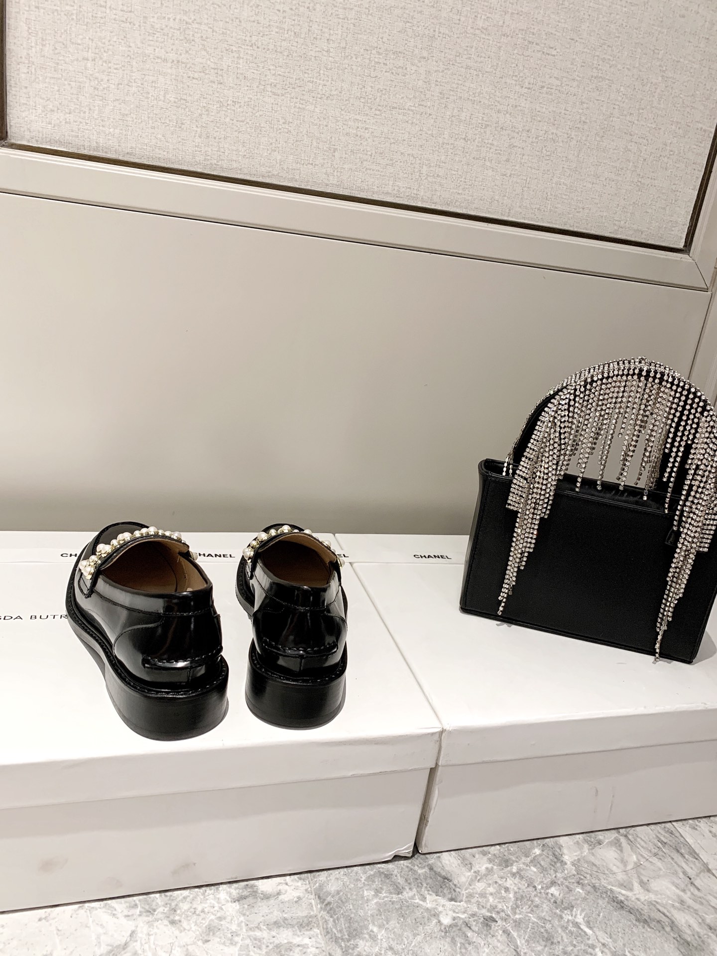 Stuart Weitzman 2020 autumn and winter new pearl shoes import open-edge bead leather