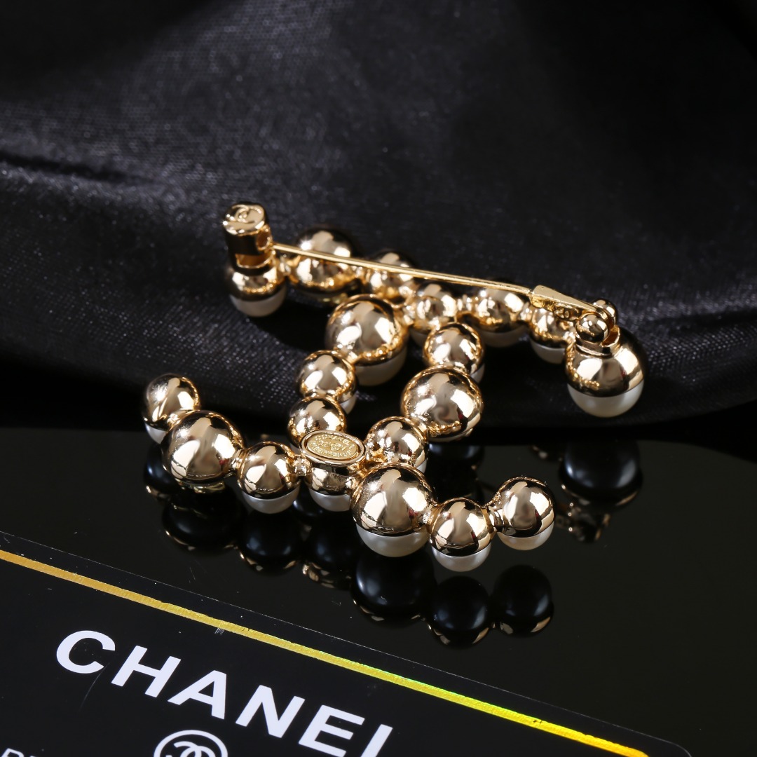 CHANEL🇫🇷Xiaoxiang's latest autumn and winter pearl crystal brooch
