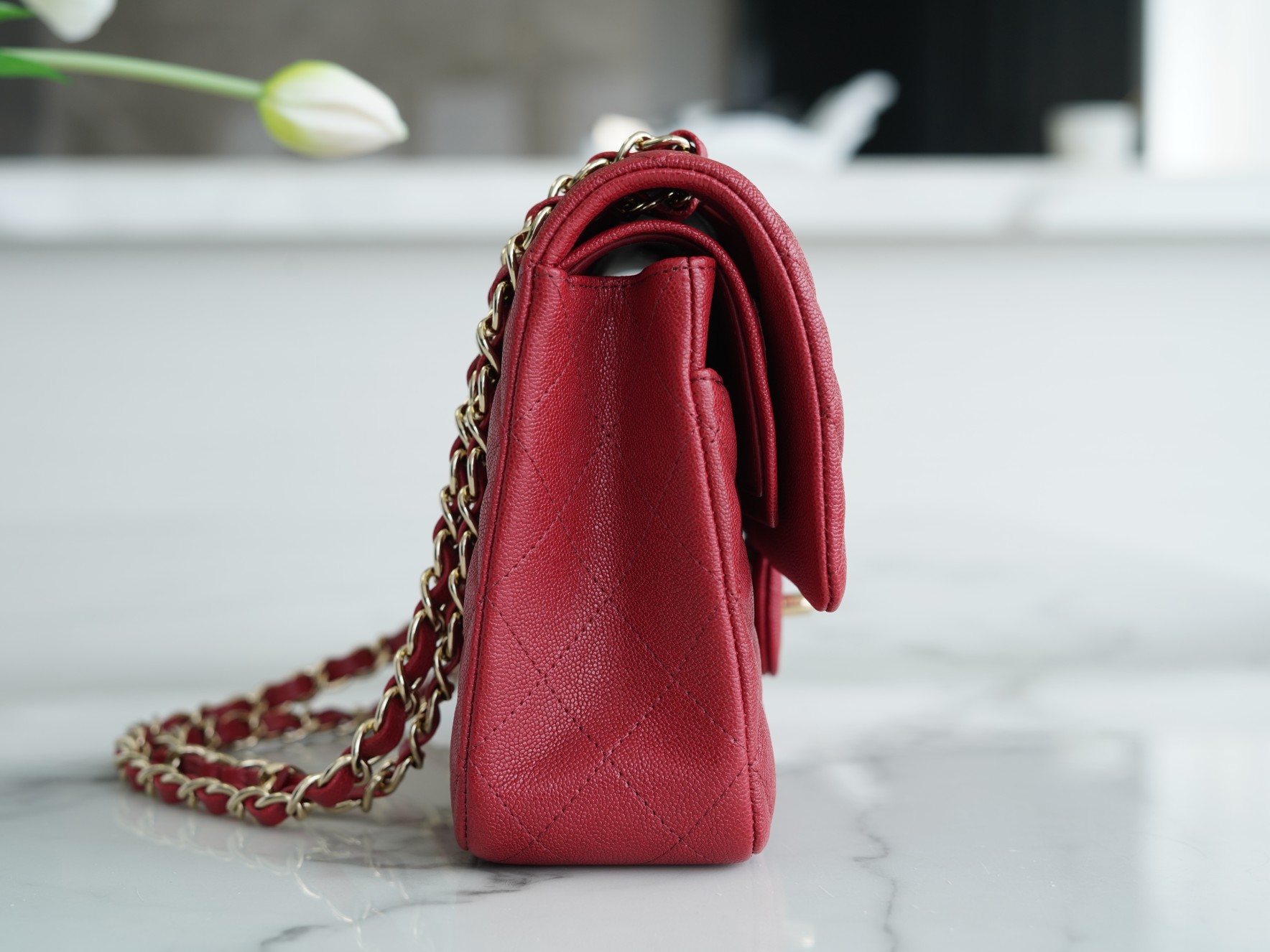 𝐂𝐇𝐀𝐍𝐄𝐋 Classic Flap washed cowhide is made from the most delicate newborn calves Washed fetal cow Medium Burgundy