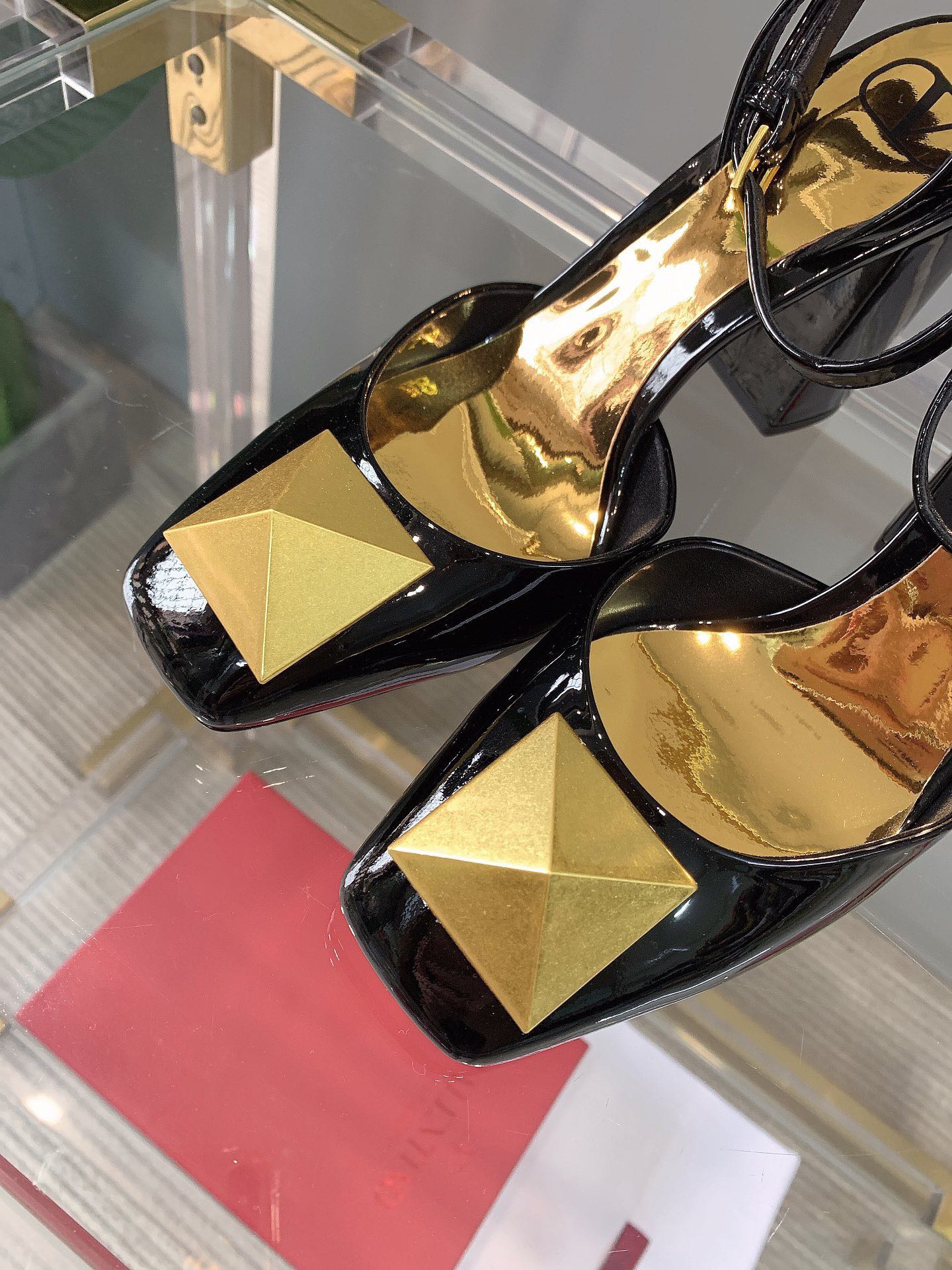 【Valentino】𝟐𝟎𝟐𝟏/𝐒𝐒 𝐧𝐞𝐰 VALENTINO 2022ss spring-summer new big studded high heelss still the classic studded collection