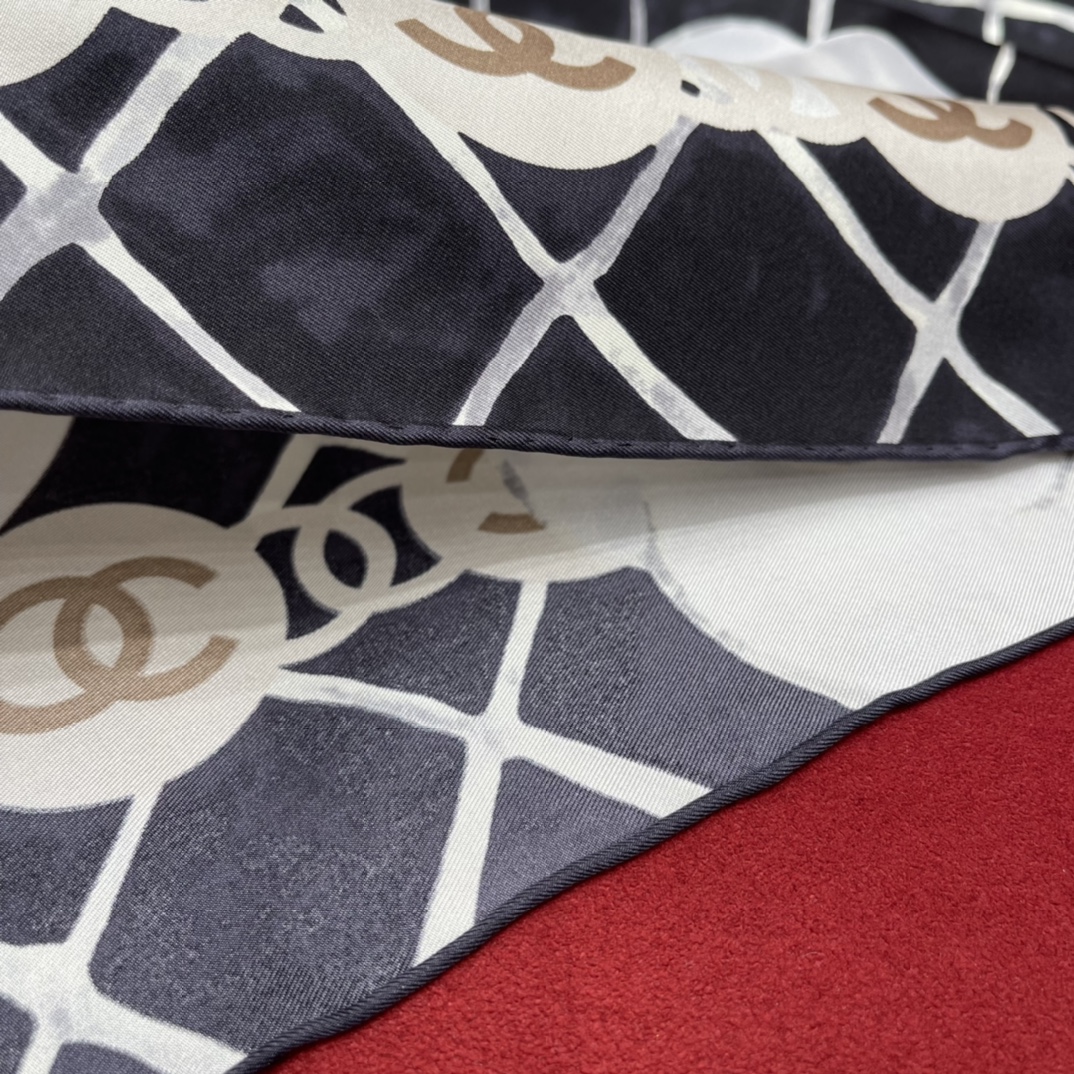 𝐂𝐡𝐚𝐧𝐞𝐥 The hottest square scarf in the camellia element 100% mulberry silk 90*90CM