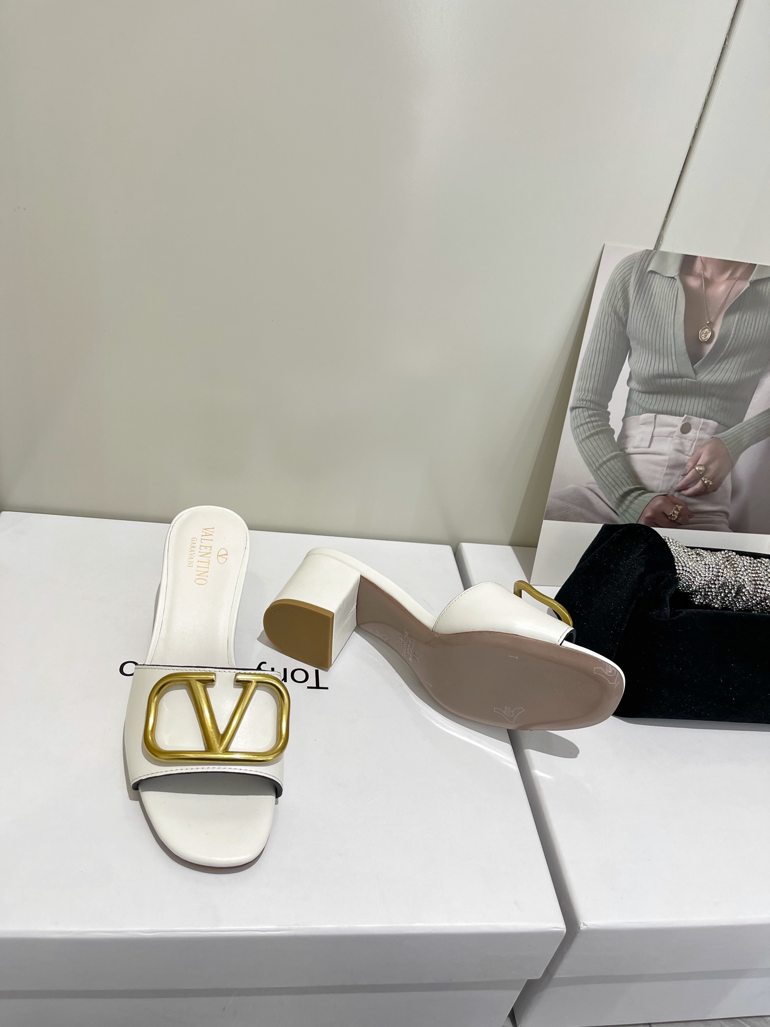 【Valentino】𝟐𝟎𝟐𝟏/𝐒𝐒 𝐧𝐞𝐰  Valentino 2022 / fw spring and summer new women's slippers
