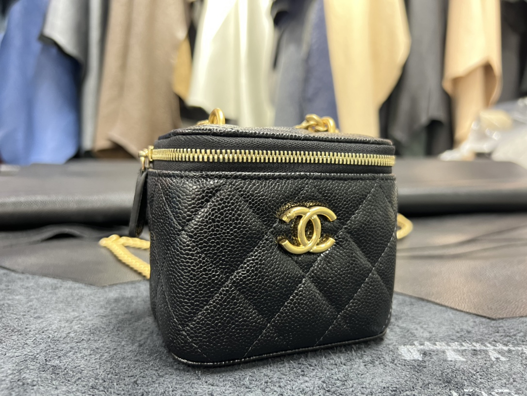 𝗖𝗛𝗔𝗡𝗘𝗟✦  23p love chain small box ❤️ genuine leather