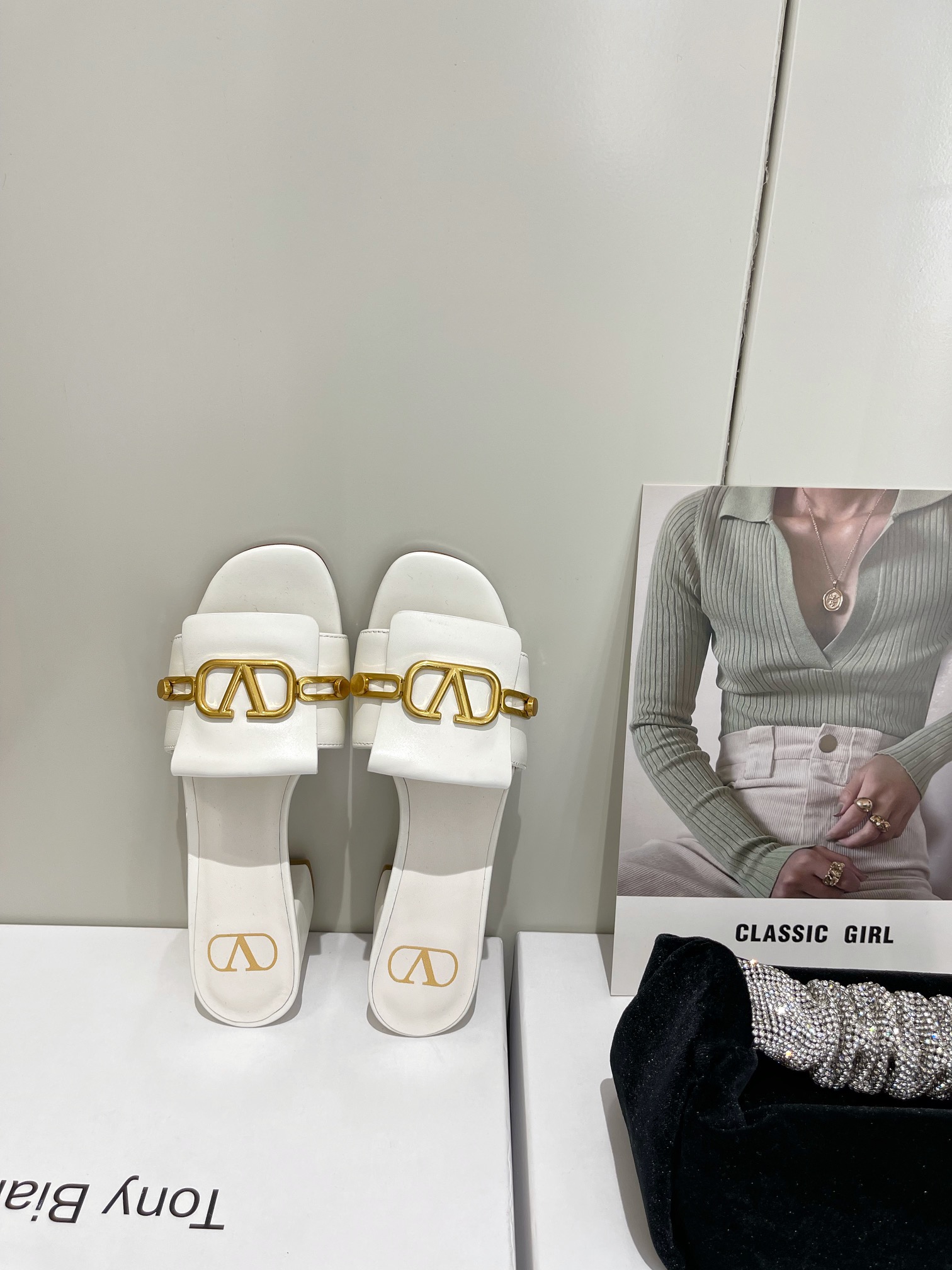 【Valentino】𝟐𝟎𝟐𝟏/𝐒𝐒 𝐧𝐞𝐰  Valentino 2022 / fw spring and summer new women's slippers