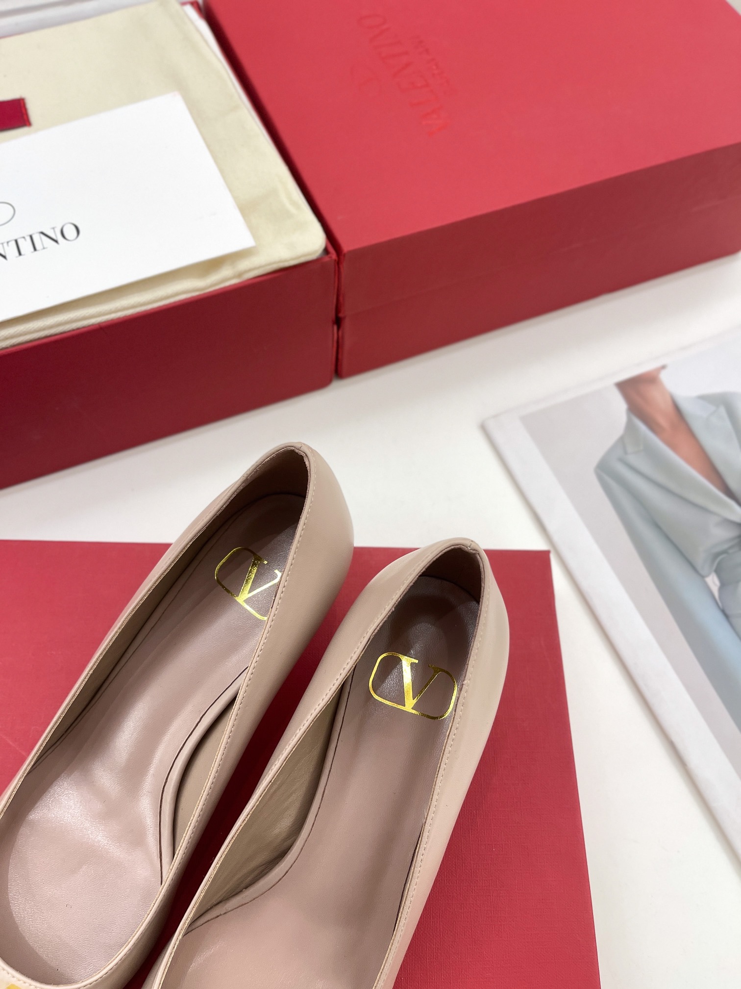 【Valentino】𝟐𝟎𝟐𝟏/𝐒𝐒 𝐧𝐞𝐰 Valentino 2022 spring and summer new large V diamond buckle high heels on the new