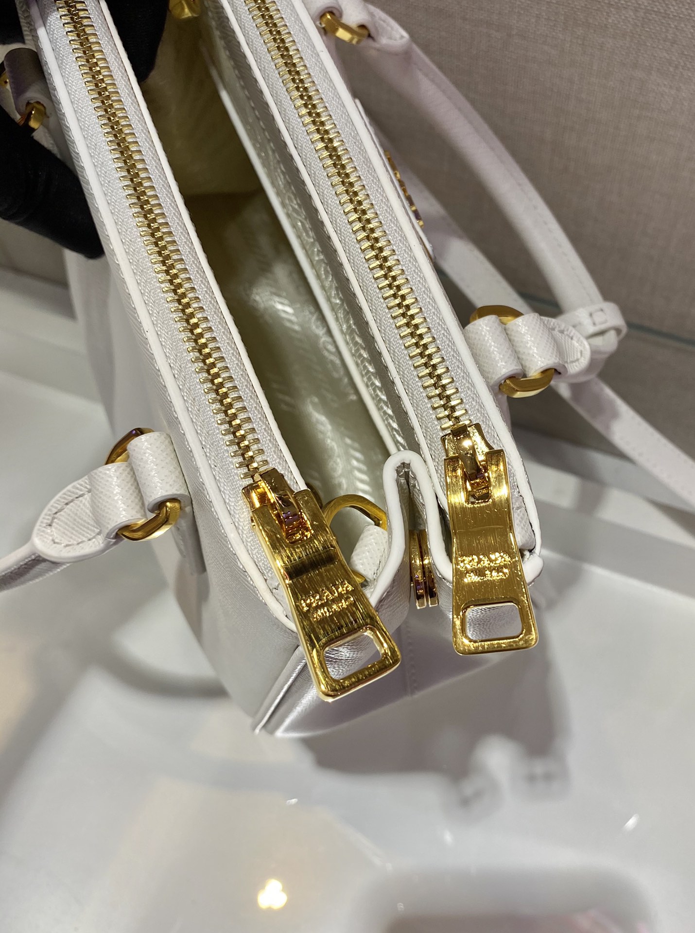 𝐏𝐑𝐀𝐃𝐀 Galleria Handbags 1BA906