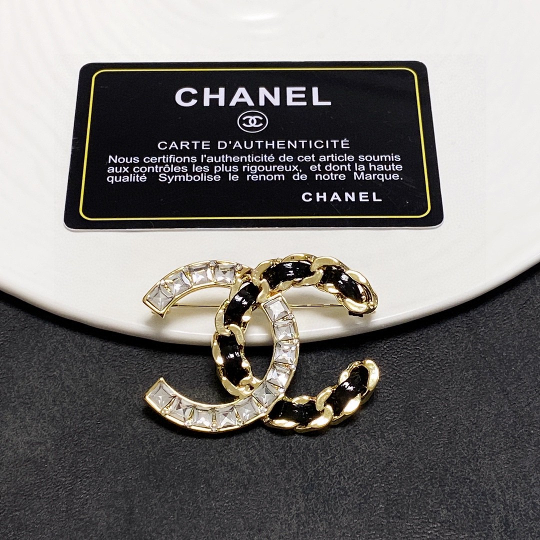 CHANEL🇫🇷Xiaoxiang Chanel brooch in new leather and diamonds