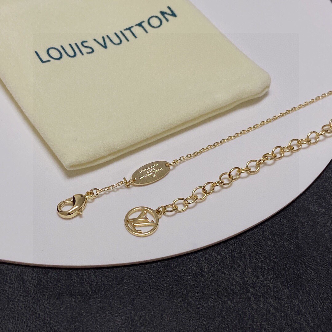 Louis Vuitton Early Spring 2023 Vintage LV monogram U necklace