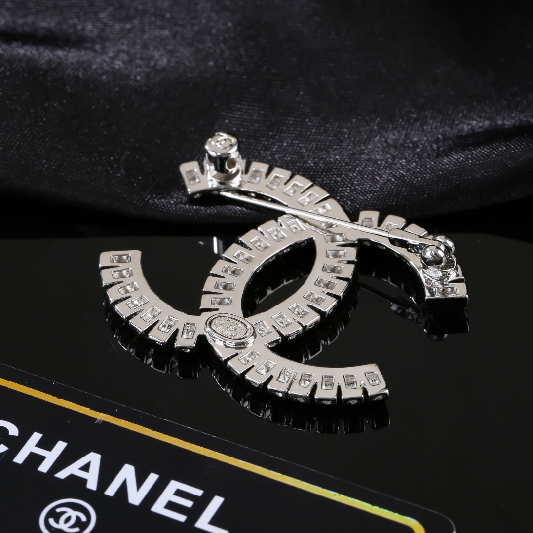 CHANEL🇫🇷Xiaoxiang's latest autumn and winter crystal brooch
