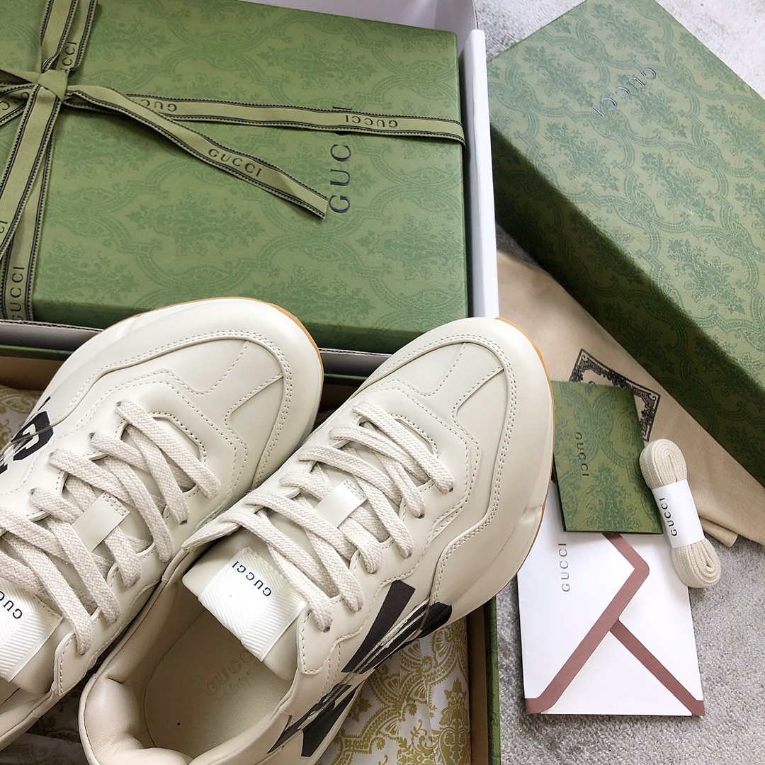 Gucci Pops This collection has a lot of flora and fauna elements Original material