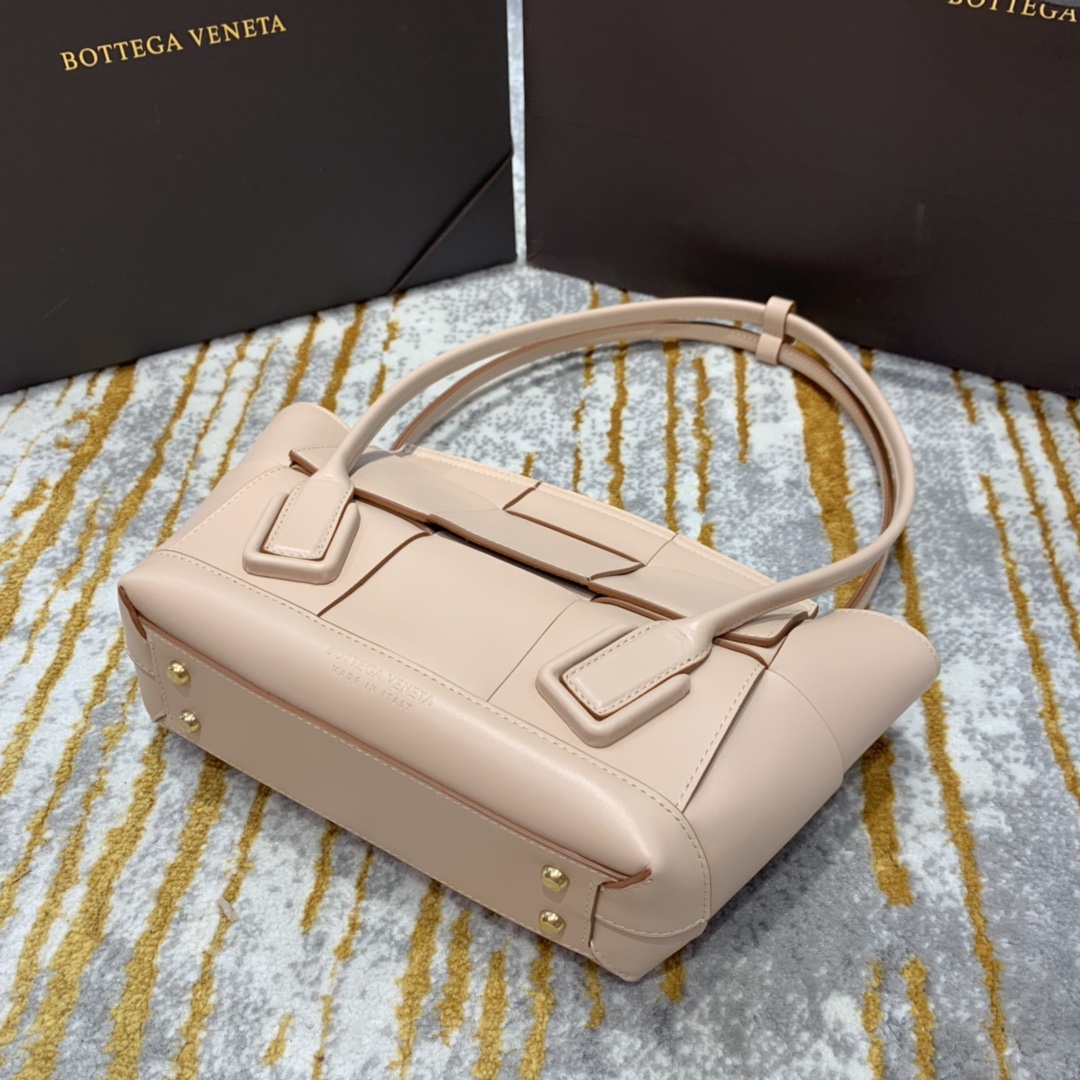 Bottega Veneta  𝙏𝙝𝙚 𝘼𝙧𝙘𝙤 𝟯𝟯 #575943