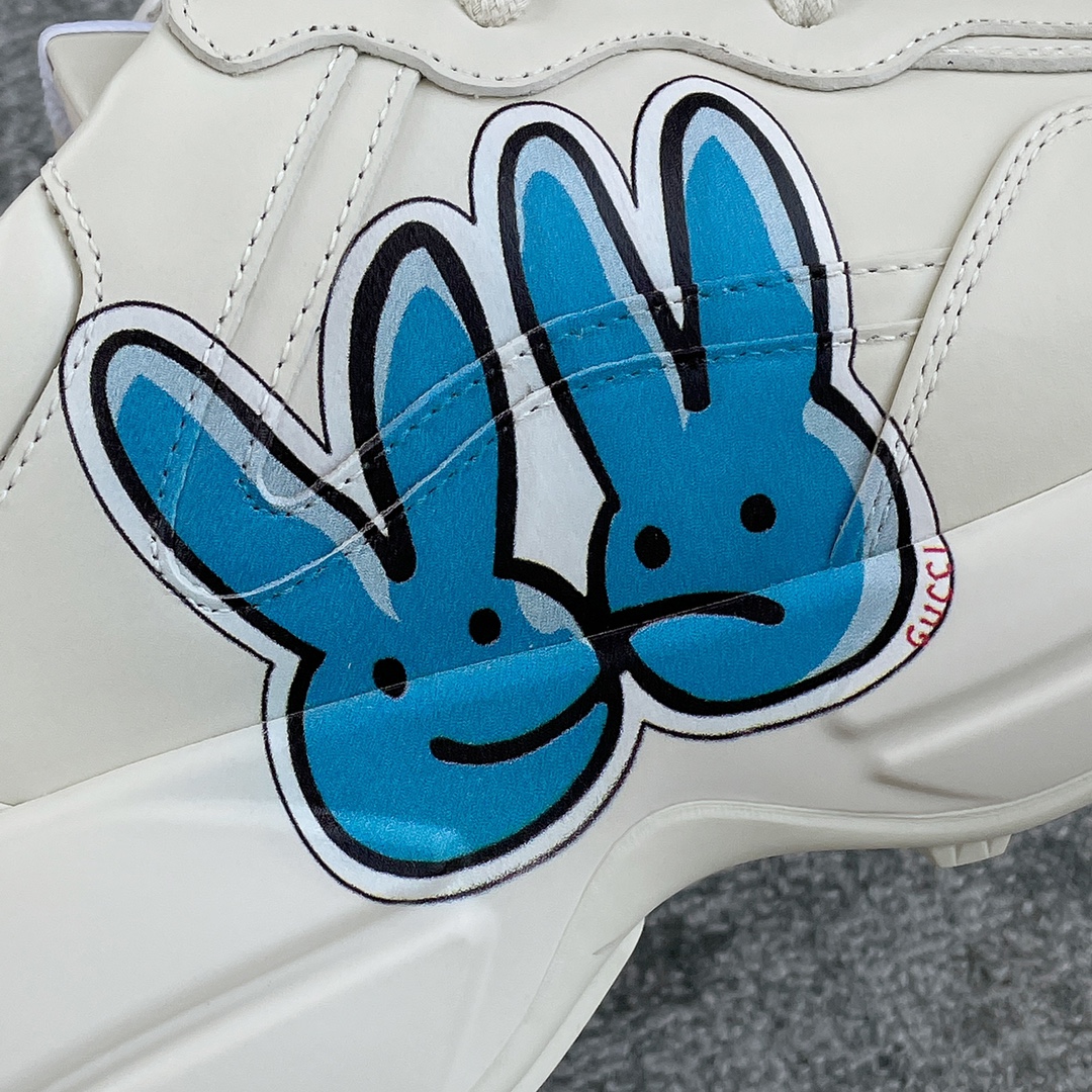 Gucci Pops This collection has a lot of flora and fauna elements Original material