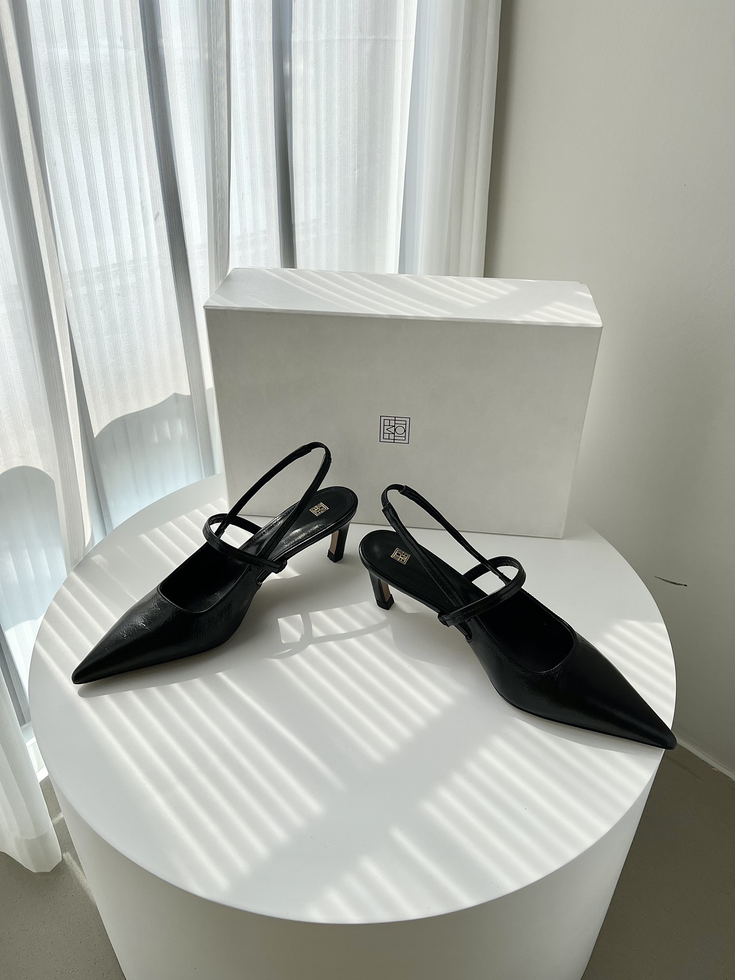 𝐓𝐨𝐭𝐞𝐦𝐞｜𝟐𝟎𝟐𝟑/𝐒𝐒 𝐧𝐞𝐰 Minimalist slingback with a different classic temperament Dry, rigid and soft