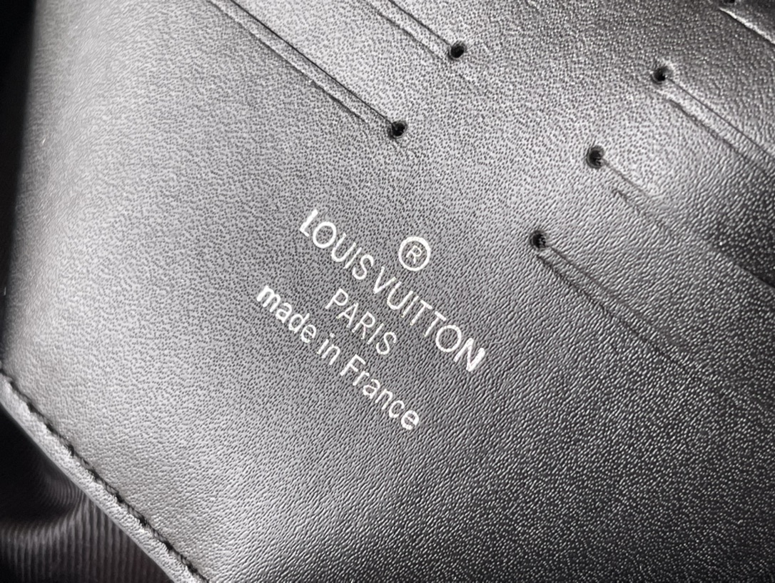 𝐋𝐎𝐔𝐈𝐒 𝐕𝐔𝐈𝐓𝐓𝐎𝐍     M82076