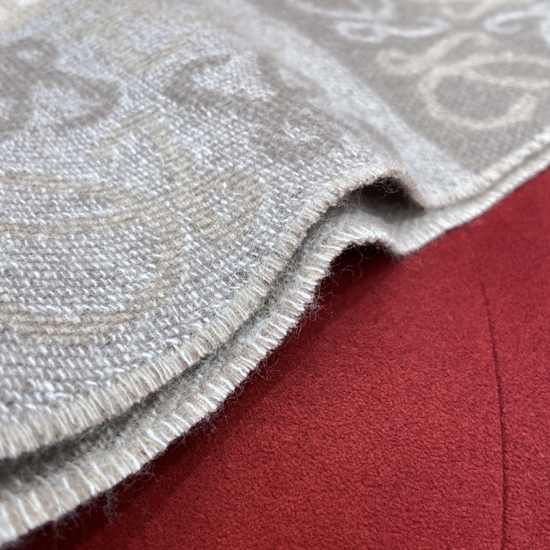 𝐋𝐎𝐄𝐖𝐄 Two-tone checkerboard scarf 90% wool 10% cashmere