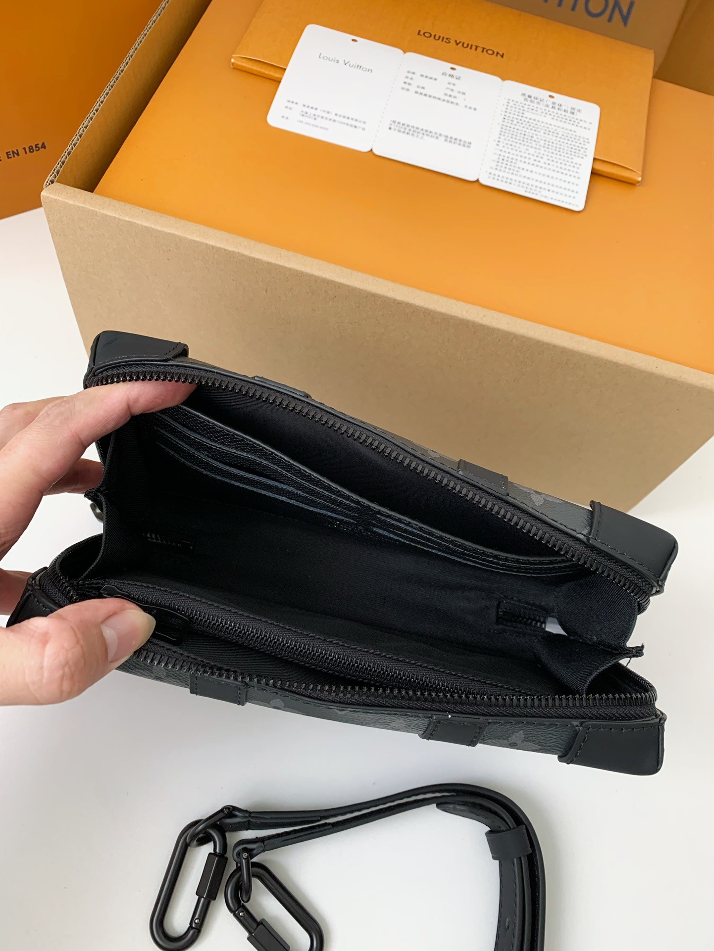 Louis Vuitton's new Sac Plat Horizontal Zippé men's black flower briefcase M45165 Size: 22.5*14*5cm