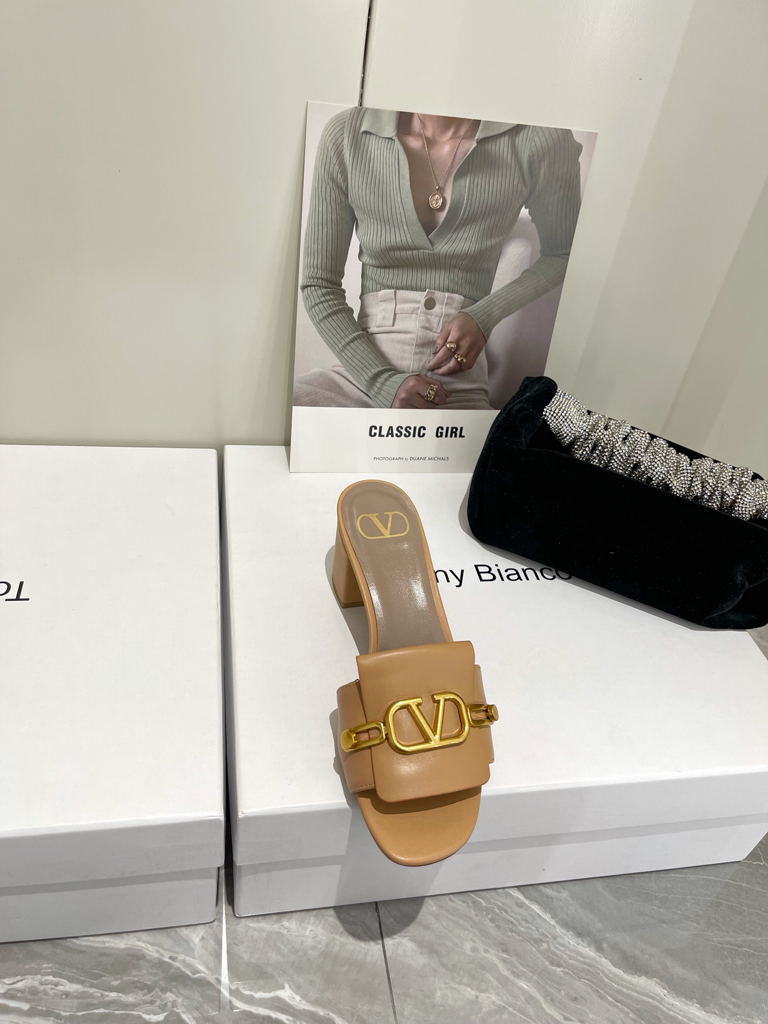 【Valentino】𝟐𝟎𝟐𝟏/𝐒𝐒 𝐧𝐞𝐰  Valentino 2022 / fw spring and summer new women's slippers