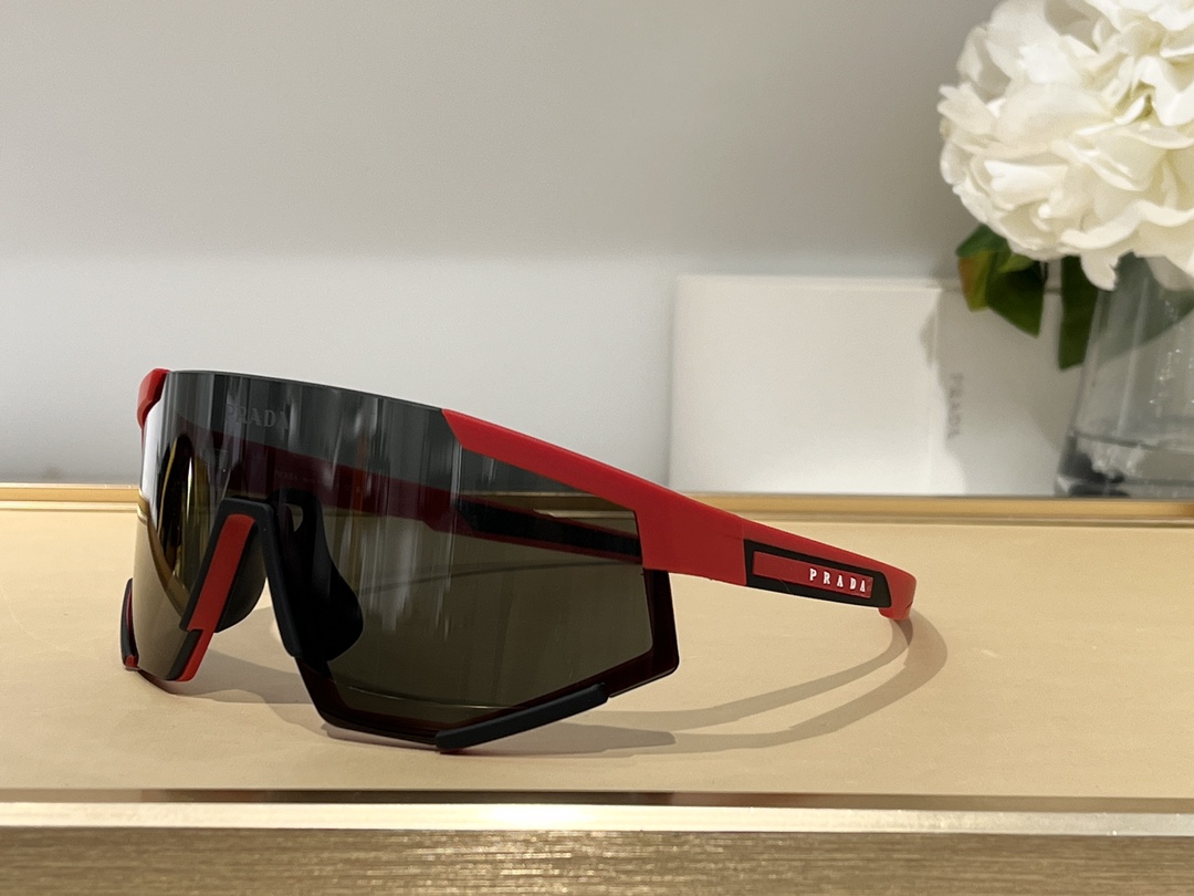 Prada Model SPS04W
