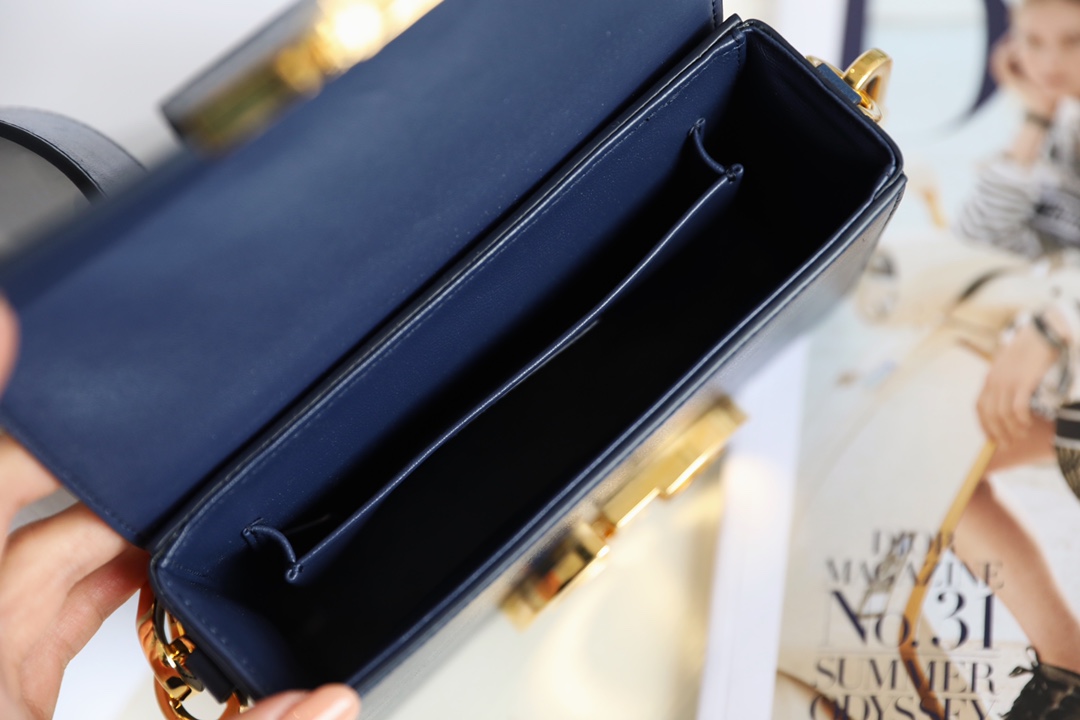 Montaigne navy blue 𝙢𝙞𝙣𝙞 box bag