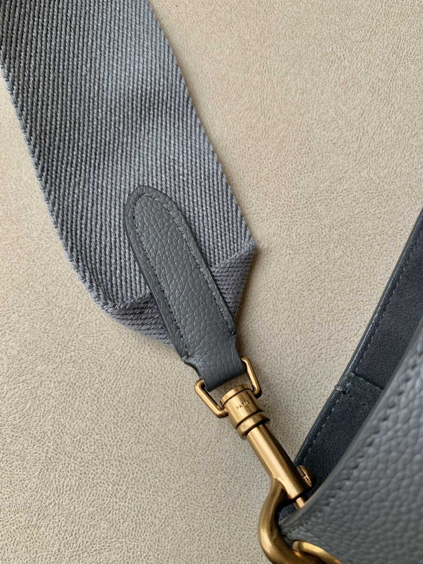 𝐂𝐞𝐥𝐢𝐧𝐞 SANGLE BUCKET bucket bag in soft grained calfskin