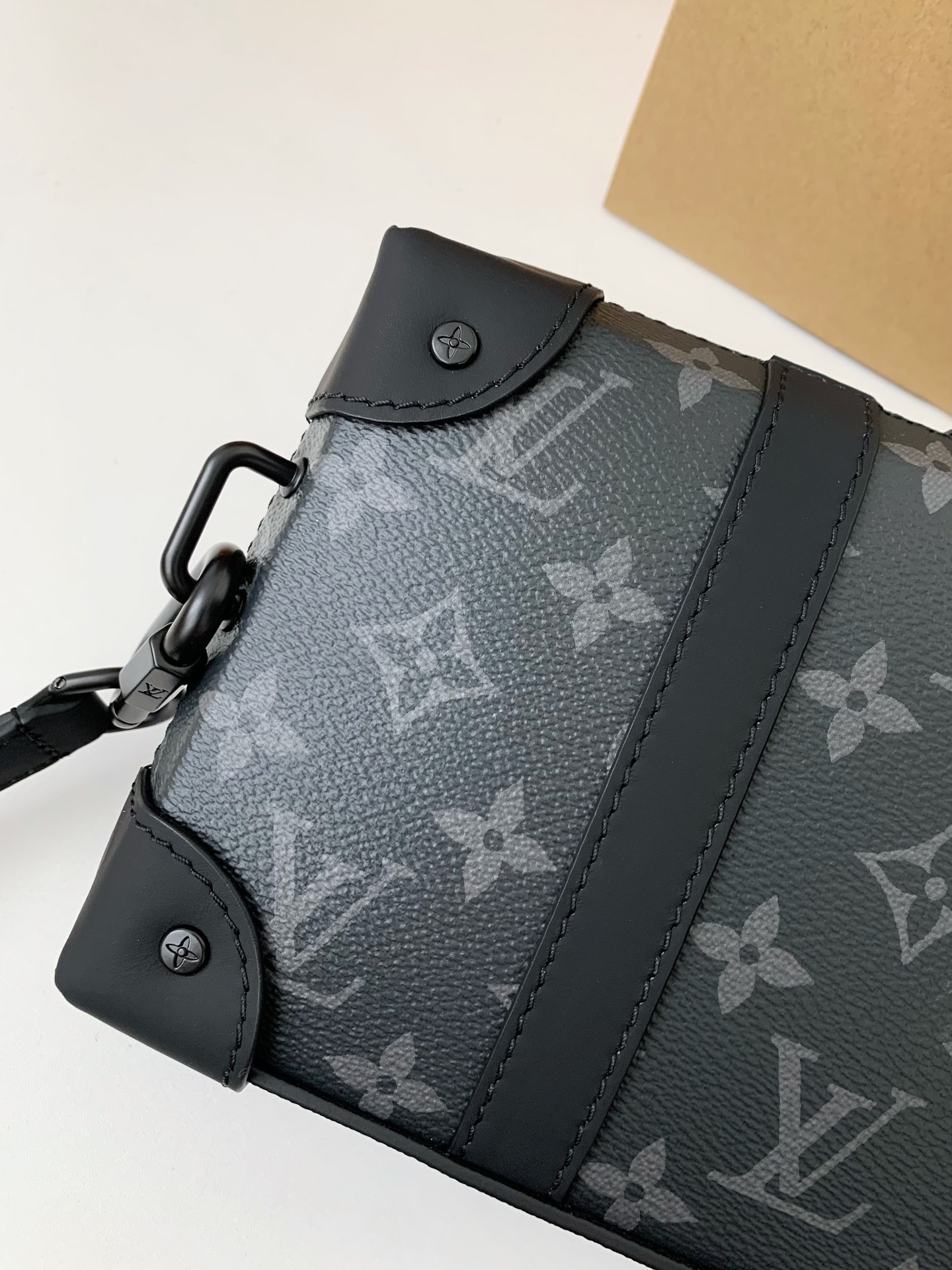 Louis Vuitton's new Sac Plat Horizontal Zippé men's black flower briefcase M45165 Size: 22.5*14*5cm