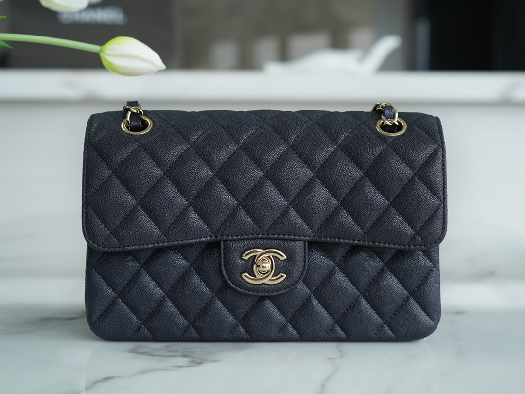 𝐂𝐇𝐀𝐍𝐄𝐋 Classic Flap washed cowhide is made from the most delicate newborn calves washed fetal cow small black and blue🪁