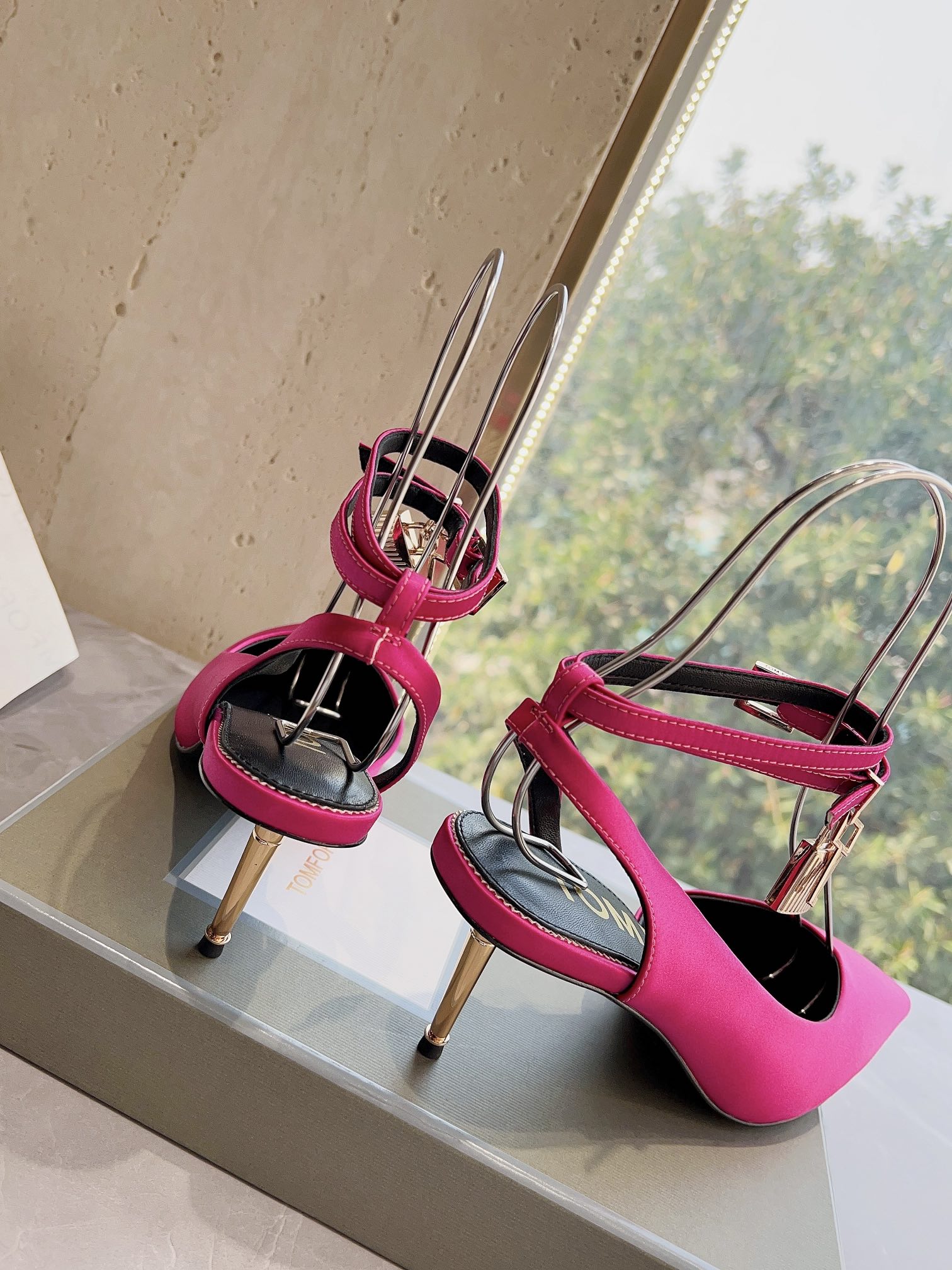 𝐓𝐎𝐌𝐅𝐎𝐑𝐃｜𝟐𝟎𝟐𝟑𝐒𝐒/𝐧𝐞𝐰  Dolce & Ga women's jeweled buckle jacquard raglan heels