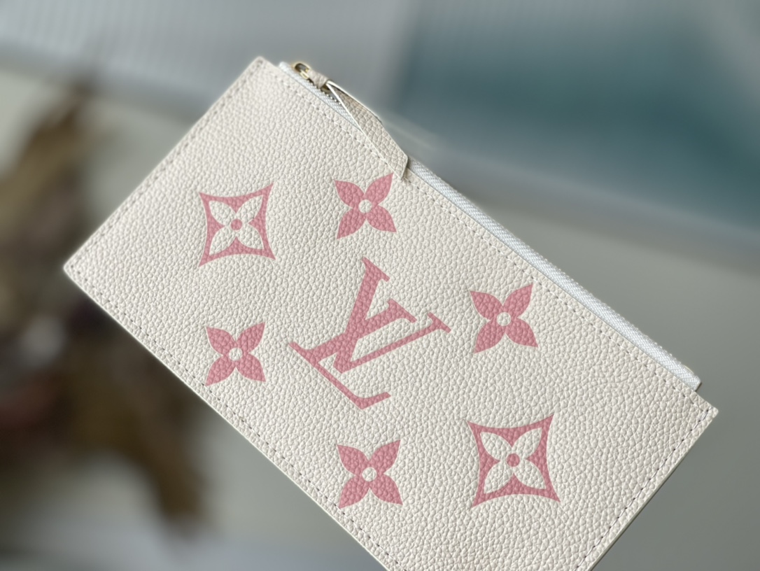 𝐋𝐎𝐔𝐈𝐒 𝐕𝐔𝐈𝐓𝐓𝐎𝐍    M82047