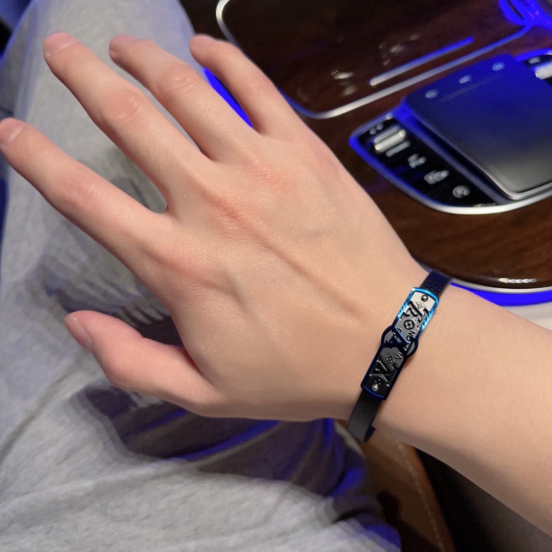 Louis Vuitton Cowhide bracelet, couple's style, length 22cm, adjustable and changeable