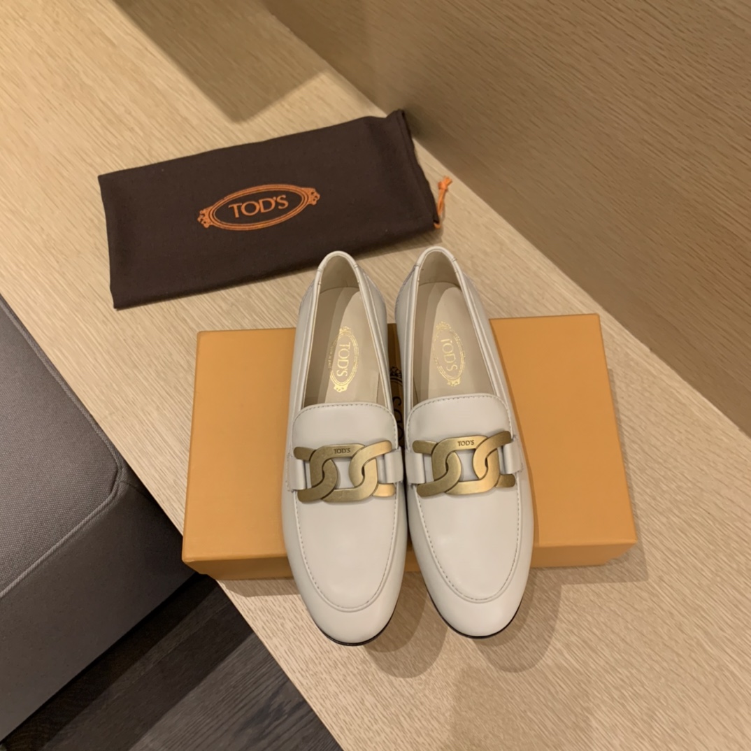 TODS | 𝟐𝟎𝟐𝟏/𝐒𝐒 𝐧𝐞𝐰 Gives a more stable feel This design has a bit of a vintage vibe