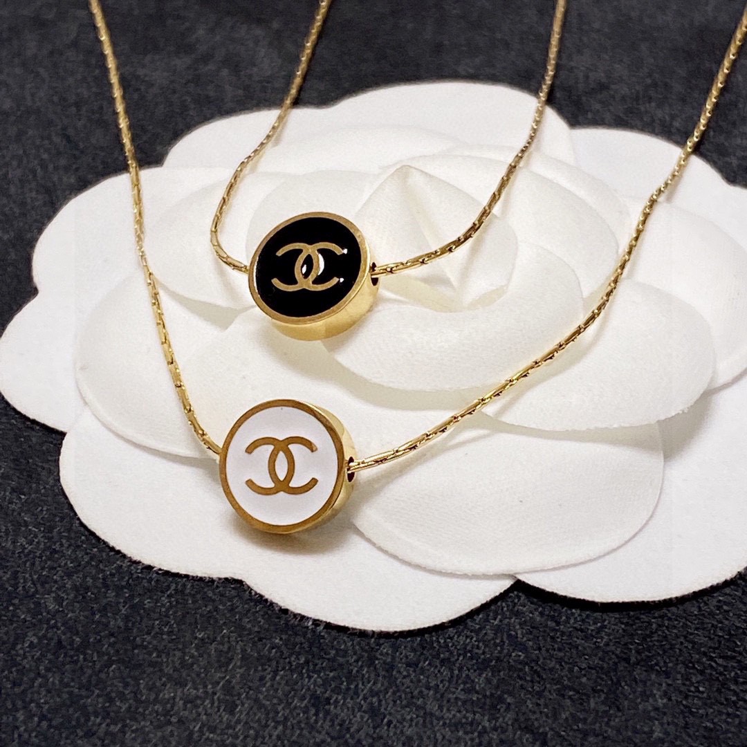 CHANEL🇫🇷Xiaoxiang Chanel's latest stainless steel color-preserving black and white two-sided thin necklace