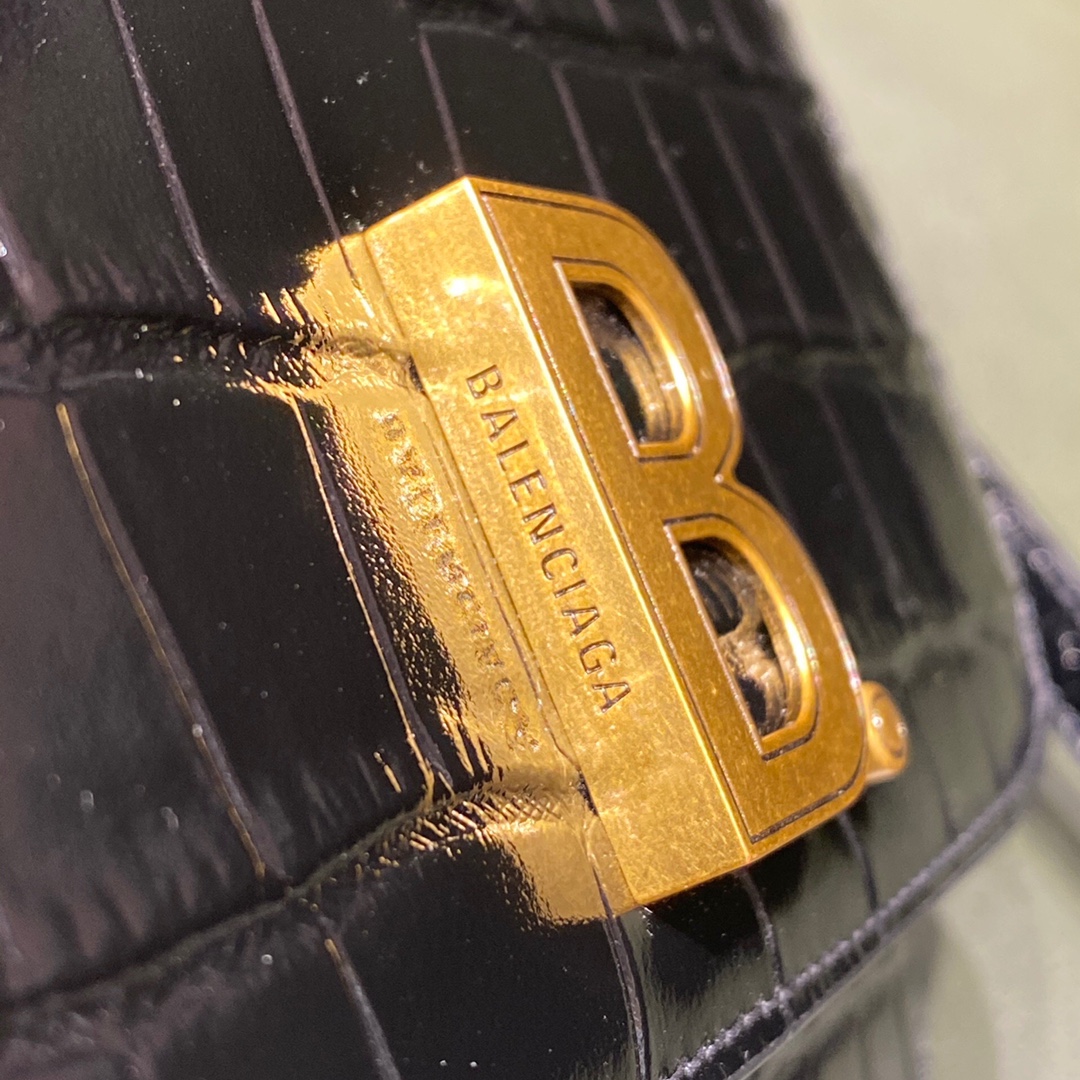 BALENCIAGA 𝘀𝗺𝗮𝗹𝗹 𝗯𝗮𝗴 𝗯𝗮𝗴 Black gold buckle with crocodile pattern