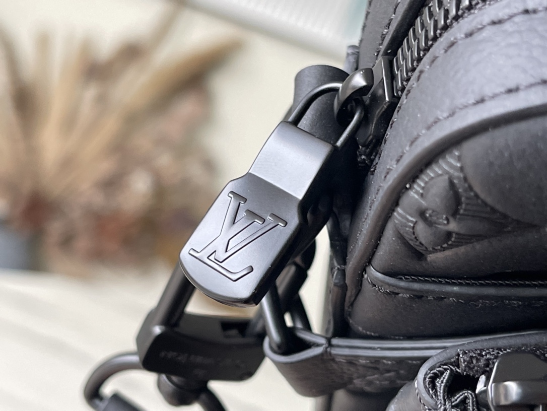 𝐋𝐎𝐔𝐈𝐒 𝐕𝐔𝐈𝐓𝐓𝐎𝐍 M46602 Discovery pocket