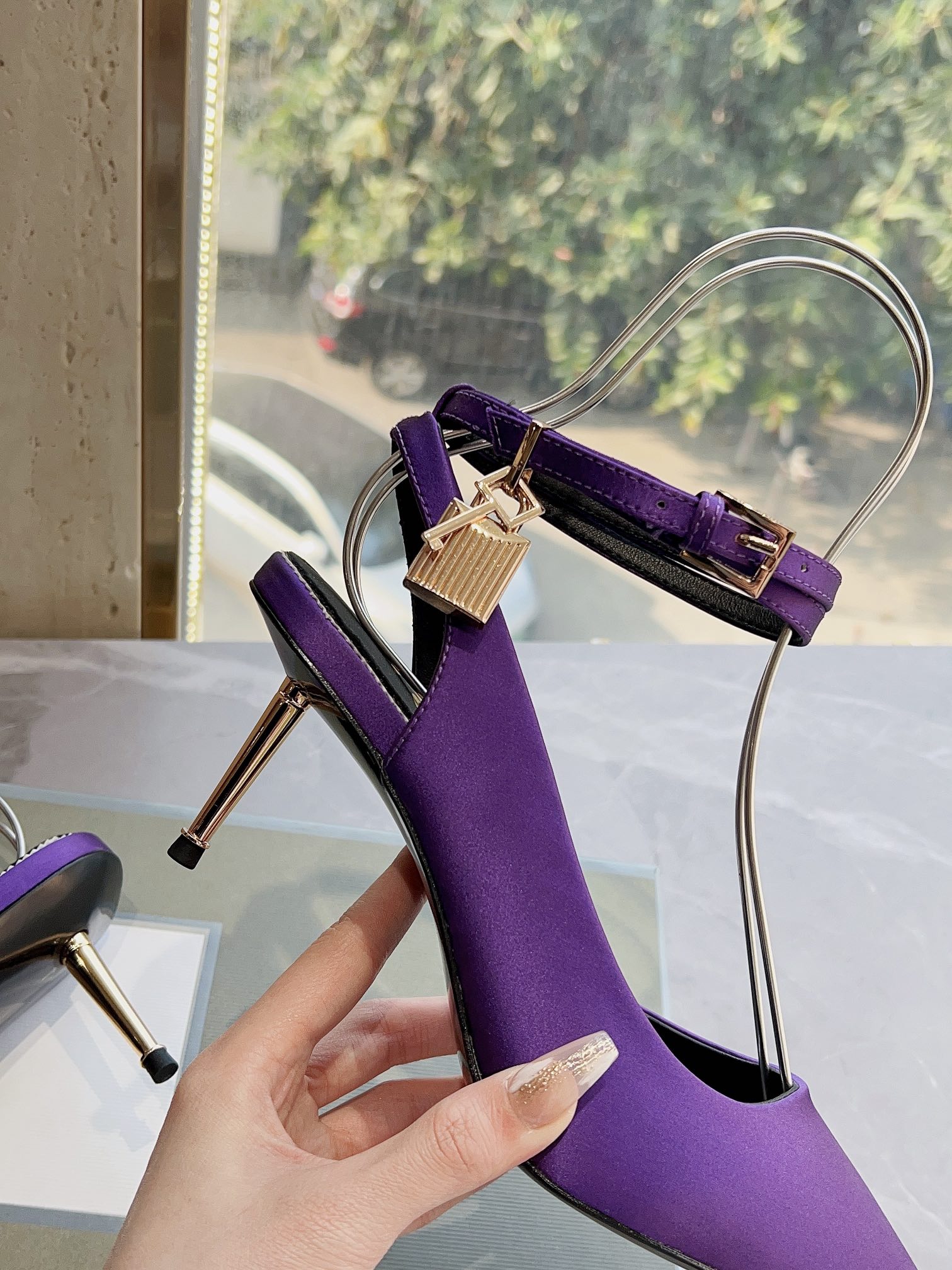 𝐓𝐎𝐌𝐅𝐎𝐑𝐃｜𝟐𝟎𝟐𝟑𝐒𝐒/𝐧𝐞𝐰  Dolce & Ga women's jeweled buckle jacquard raglan heels