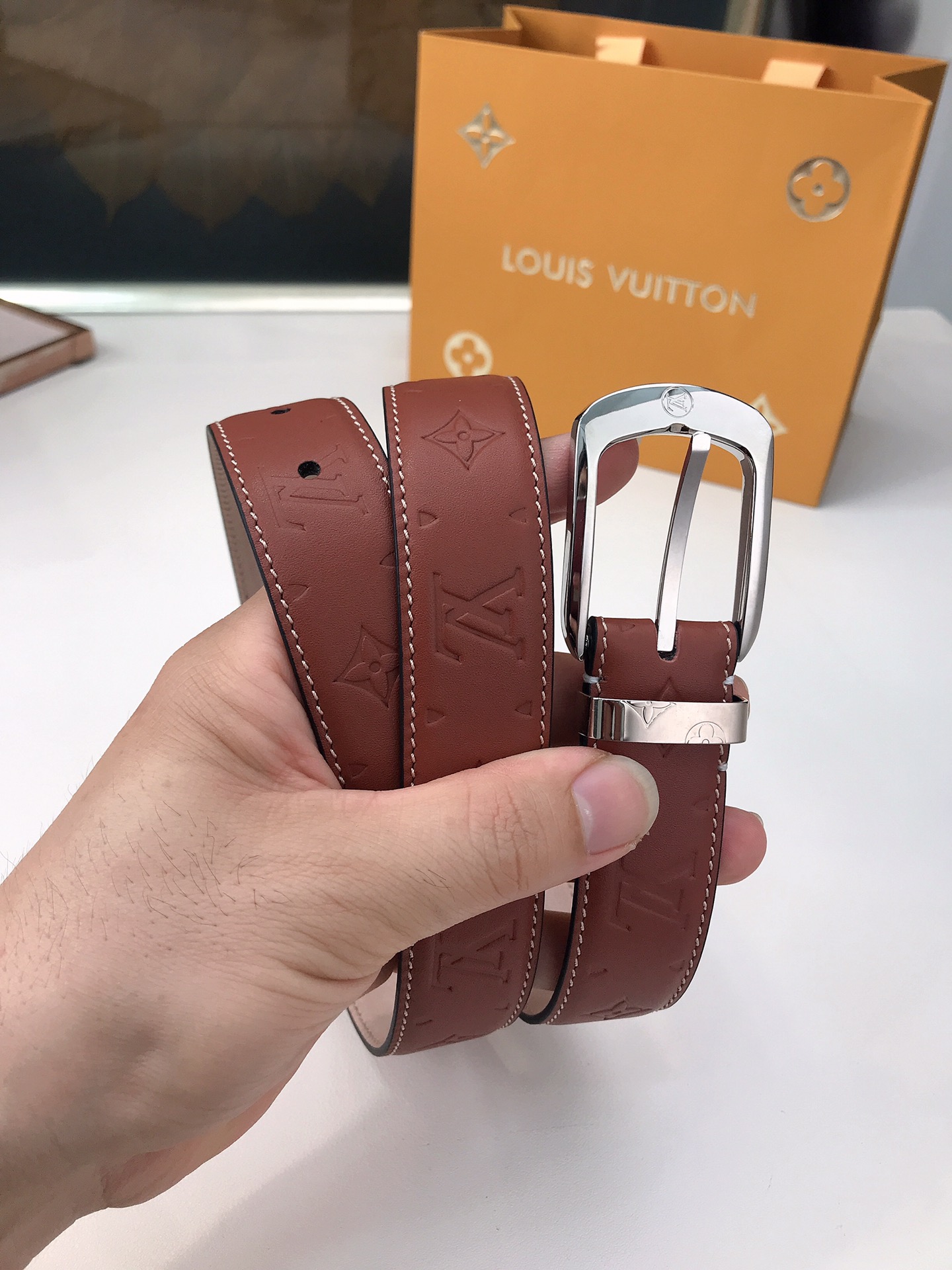 LOUIS VUITTO belt is double-sided with Italian original custom imported cowhide embossing