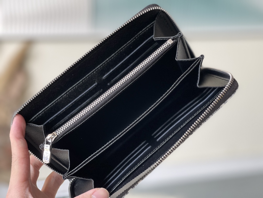 𝐋𝐎𝐔𝐈𝐒 𝐕𝐔𝐈𝐓𝐓𝐎𝐍   M81858