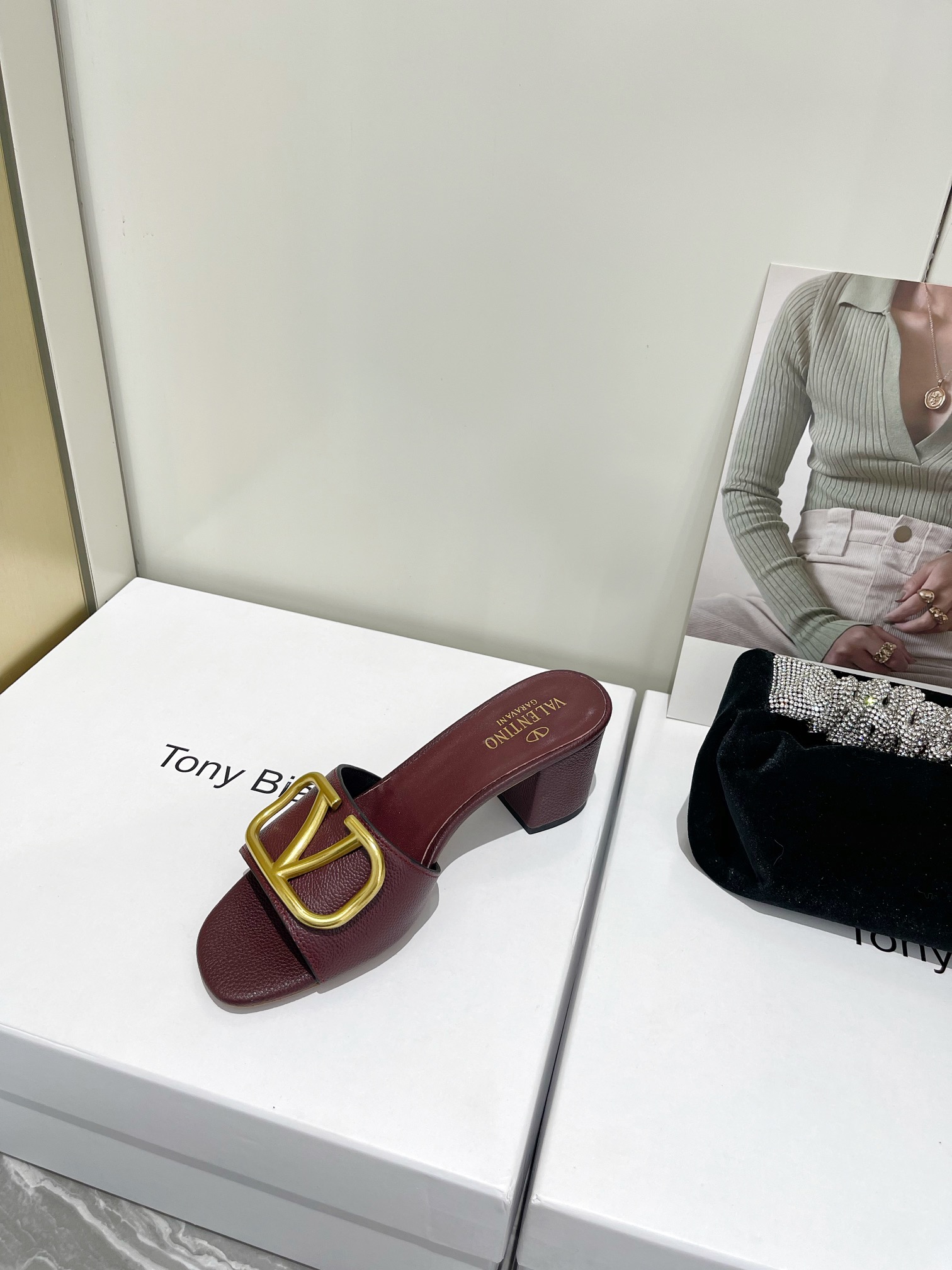 【Valentino】𝟐𝟎𝟐𝟏/𝐒𝐒 𝐧𝐞𝐰  Valentino 2022 / fw spring and summer new women's slippers