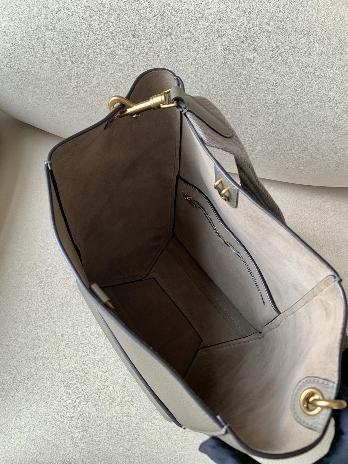 𝐂𝐞𝐥𝐢𝐧𝐞 SANGLE BUCKET bucket bag in soft grained calfskin