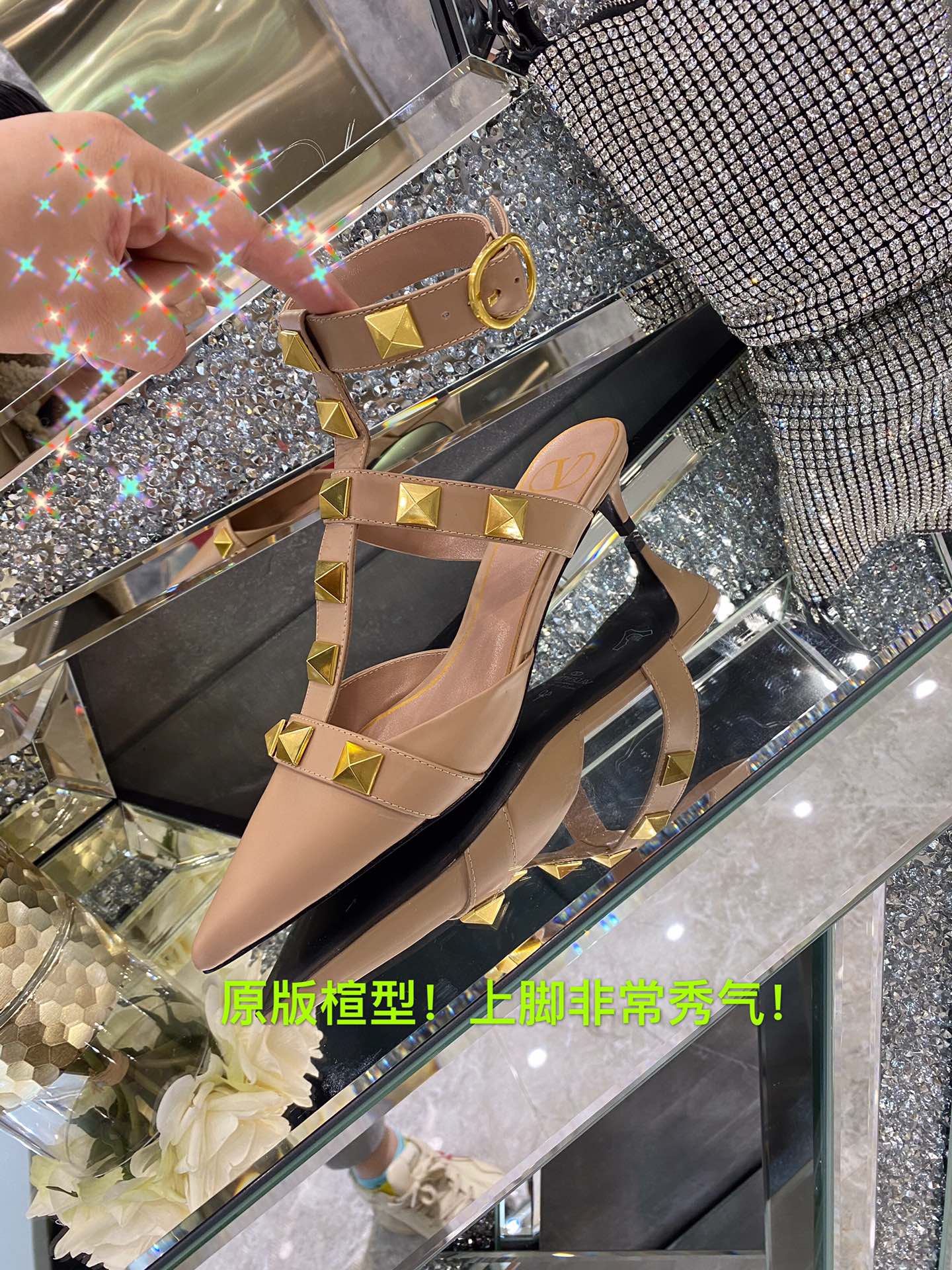 【Valentino】𝟐𝟎𝟐𝟏/𝐒𝐒 𝐧𝐞𝐰 Valentino studded sandals counter the latest series of very bright show series launched