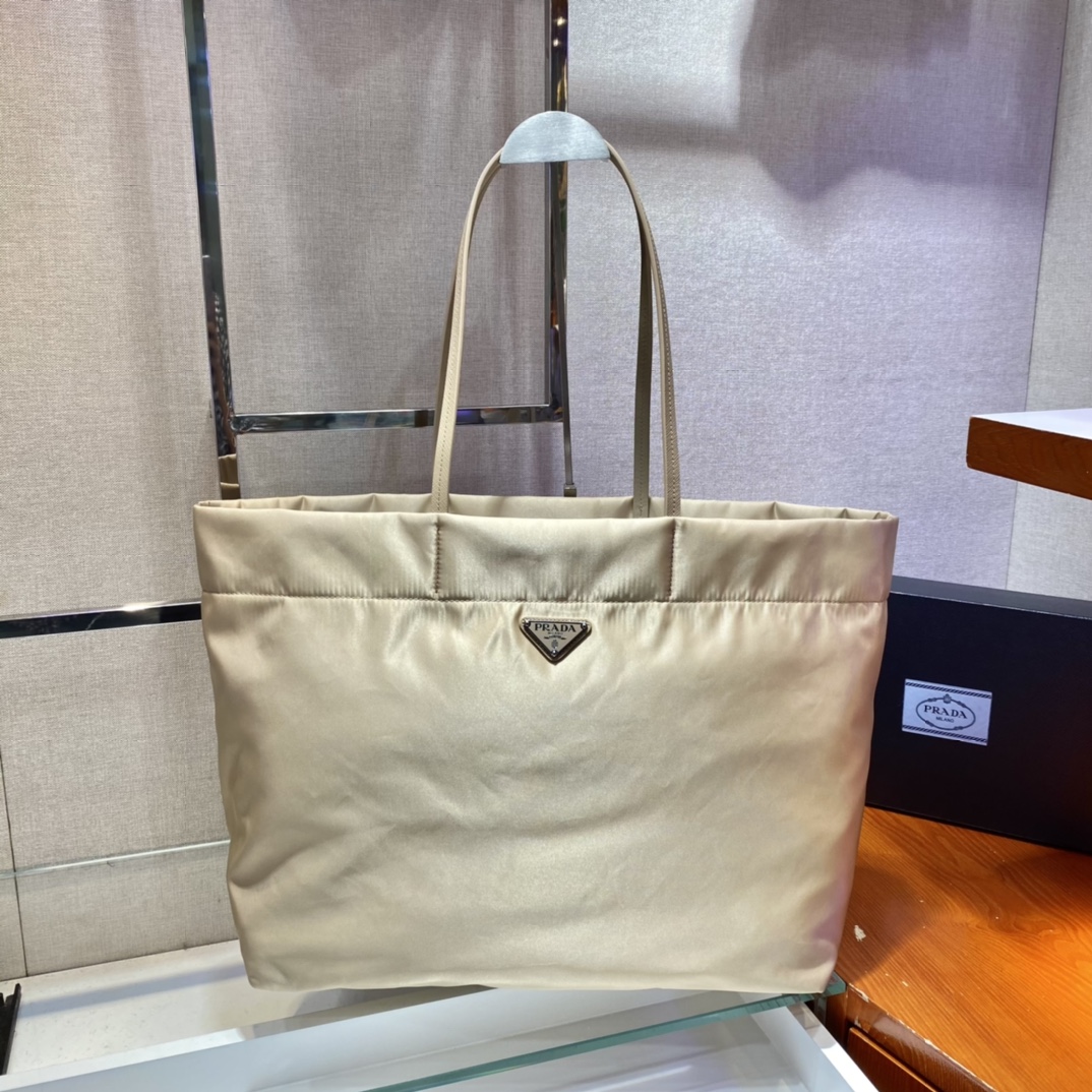 𝐏𝐑𝐀𝐃𝐀 Tote bag 1BG107