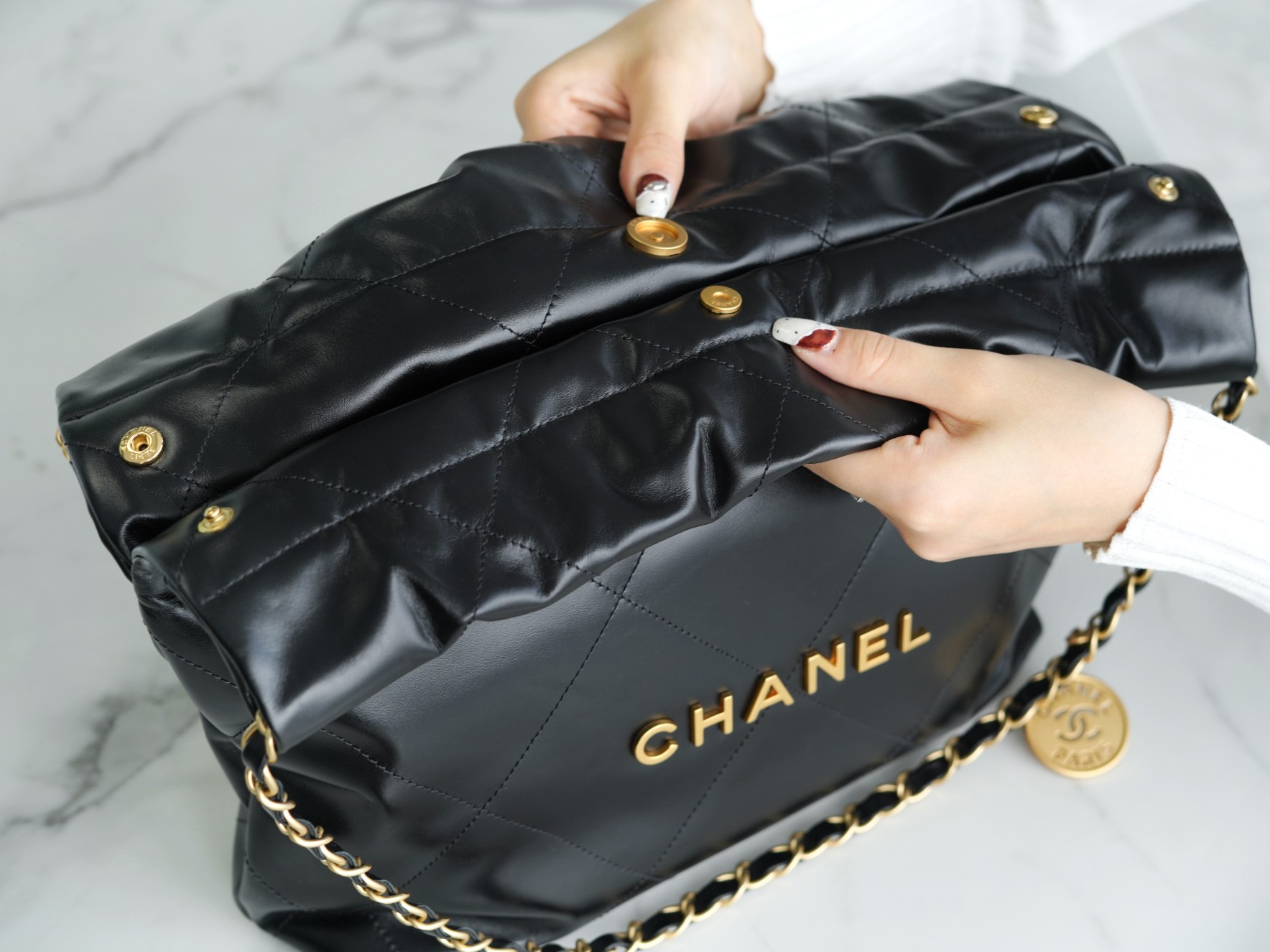 𝗖𝗛𝗔𝗘𝗡𝗟 ✦𝟐𝟐𝗣 spring and summer new 𝟐𝟐 handbag authentic tail leather black gold