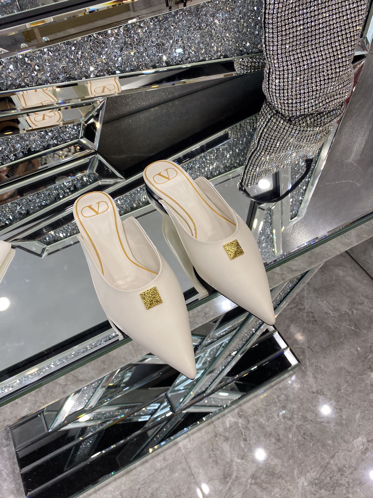 【Valentino】𝟐𝟎𝟐𝟏/𝐒𝐒 𝐧𝐞𝐰 The latest series of counter perfect details original matte open edge bead leather