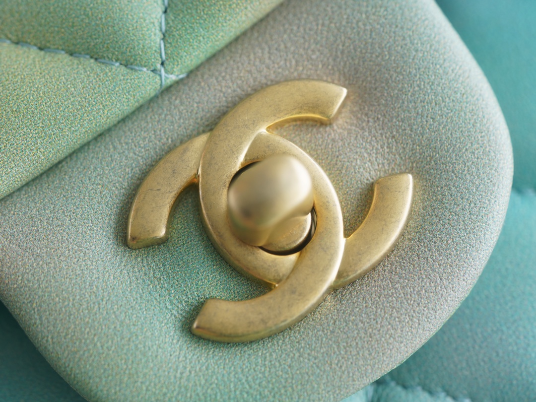 𝗖𝗛𝗔𝗡𝗘𝗟 𝗖𝗹𝗮𝘀𝘀𝗶𝗰 𝗙𝗹𝗮𝗽 2022 Portable ℂ𝔽 𝑀𝑖𝑛𝑖 Gradient green