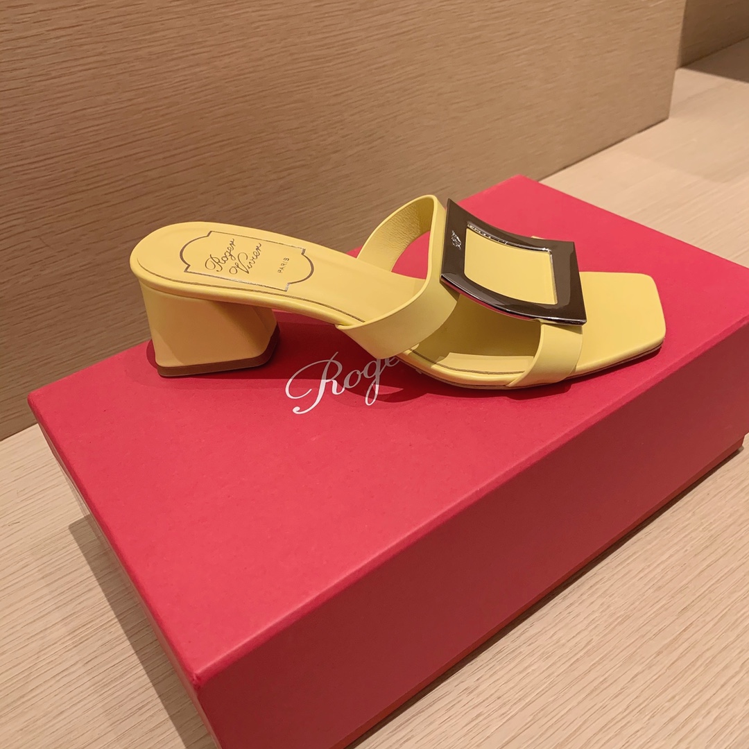 Roger vivier | 𝟐𝟎𝟐𝟏/𝐒𝐒 𝐧𝐞𝐰 2021 Summer Slippers Bikiviv' Metal Buckle PVC Mule Shoes