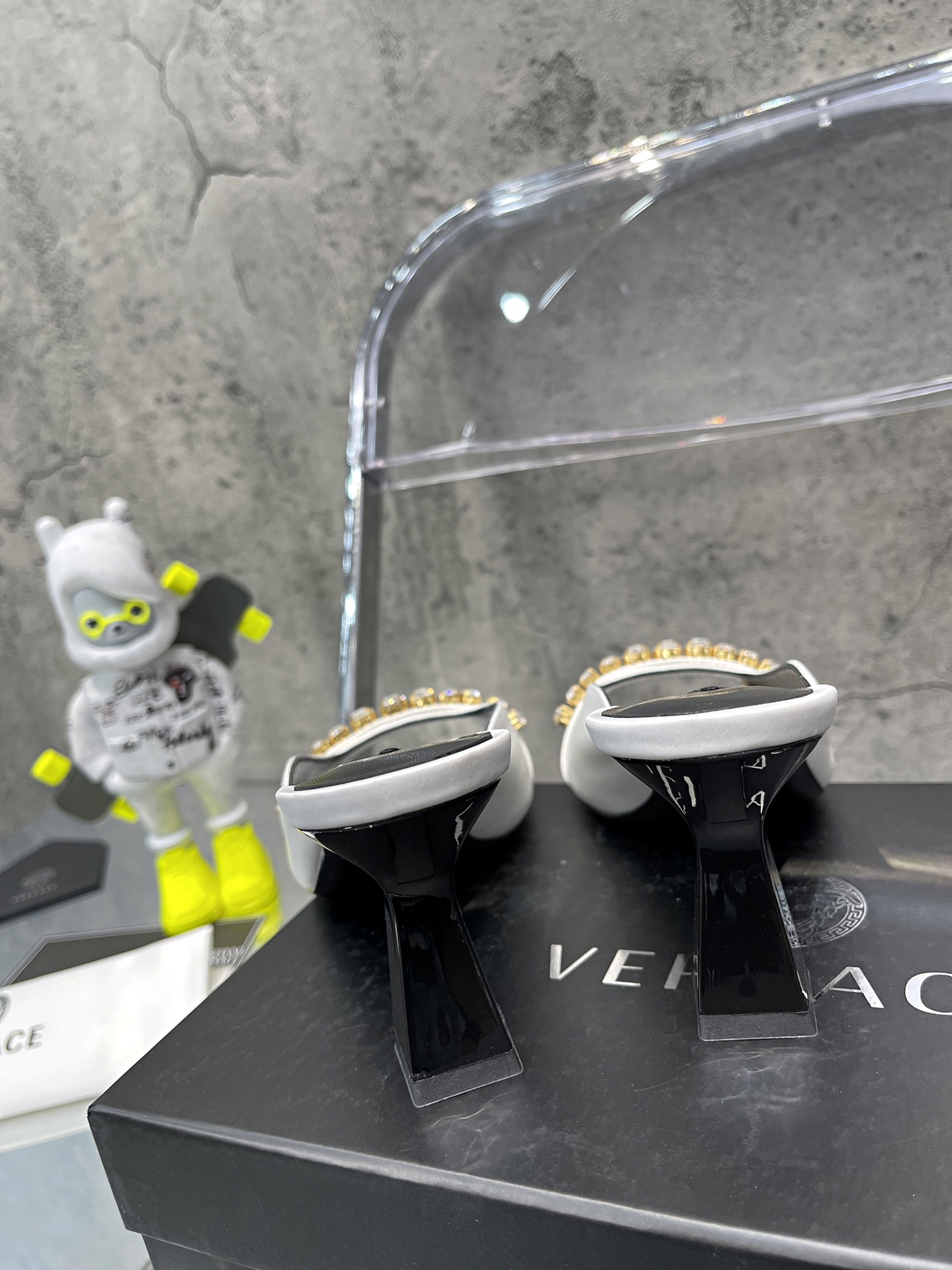 𝐕𝐞𝐫𝐬𝐚𝐜𝐞｜𝟐𝟎𝟐𝟐/𝐒𝐒 𝐧𝐞𝐰 Gold LA MEDUSA string with sparkling crystal ribbon