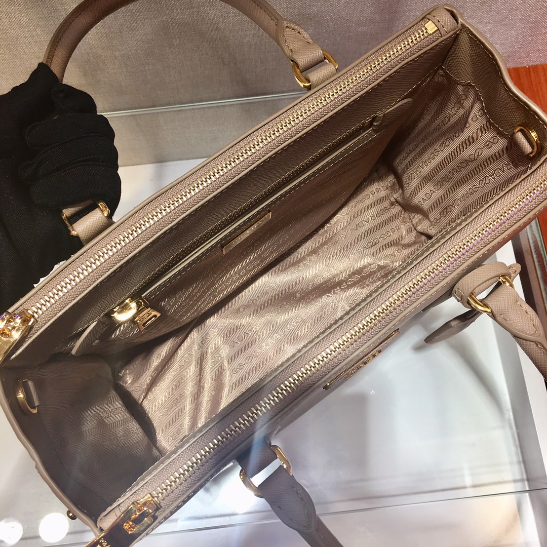 𝐏𝐑𝐀𝐃𝐀 Classic favourites 1BA863