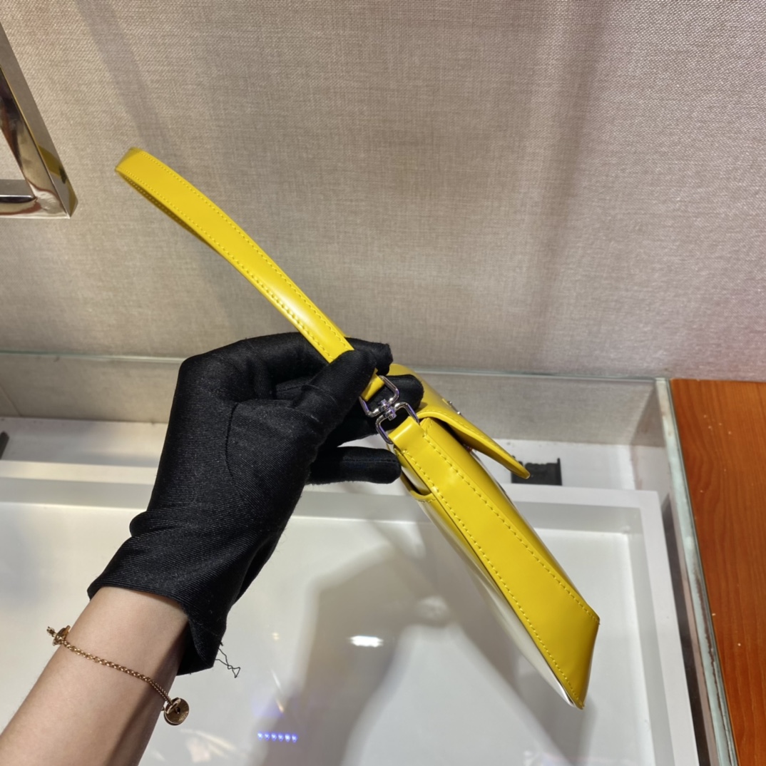 𝐏𝐑𝐀𝐃𝐀 New Underarm Bag 1BD311