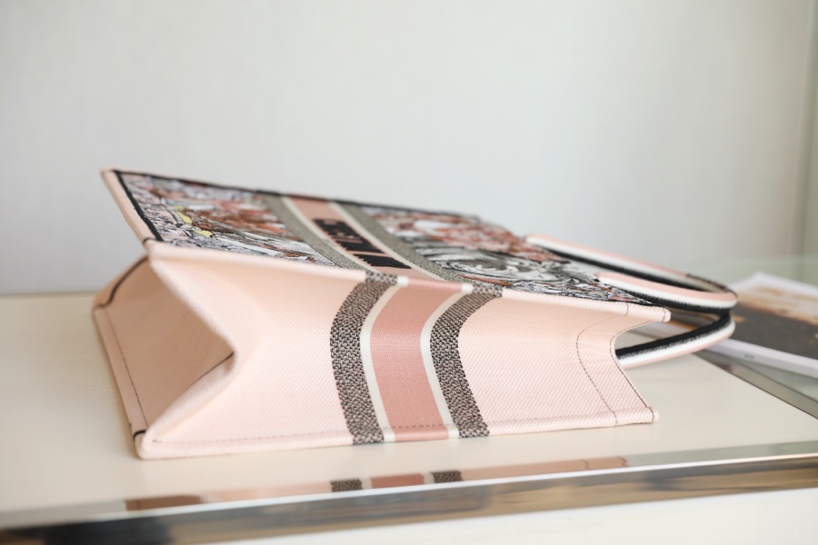 DIOR TOTE Fu Manhua