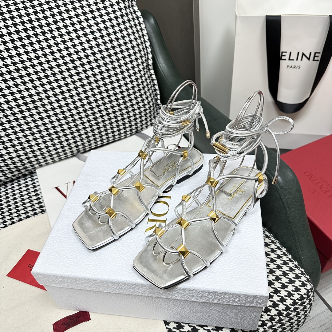 【Valentino】𝟐𝟎𝟐𝟏/𝐒𝐒 𝐧𝐞𝐰  Valentino's newest collection of Roman sandals with Italian printed leather soles